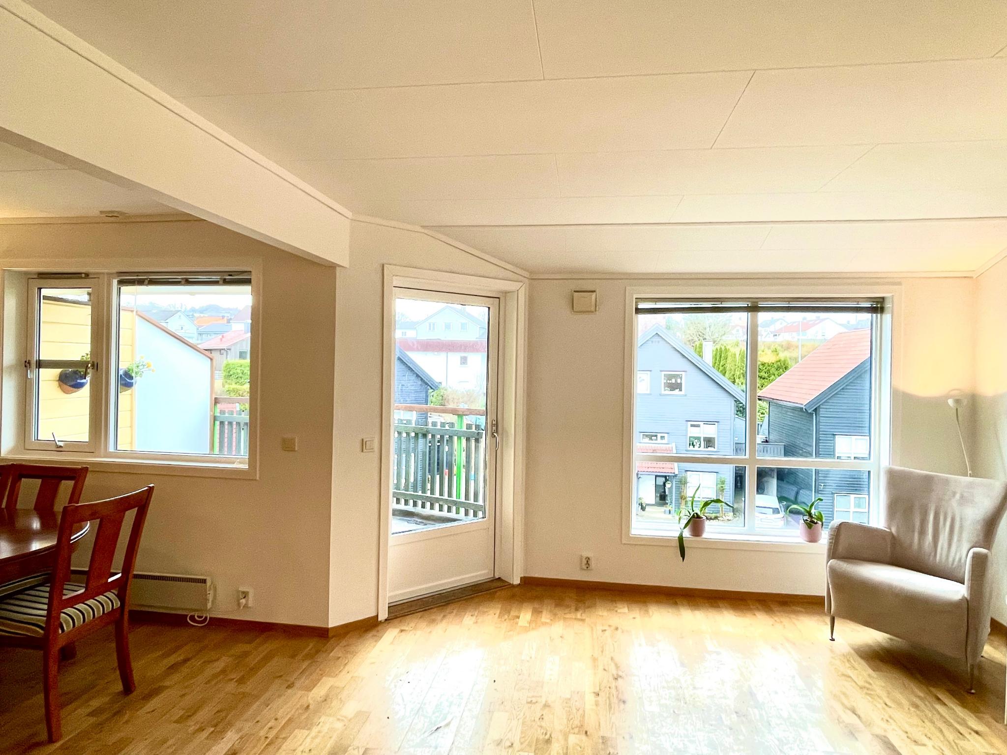 Stue med vindu, kjølen og stue har mye godt lys utenfra