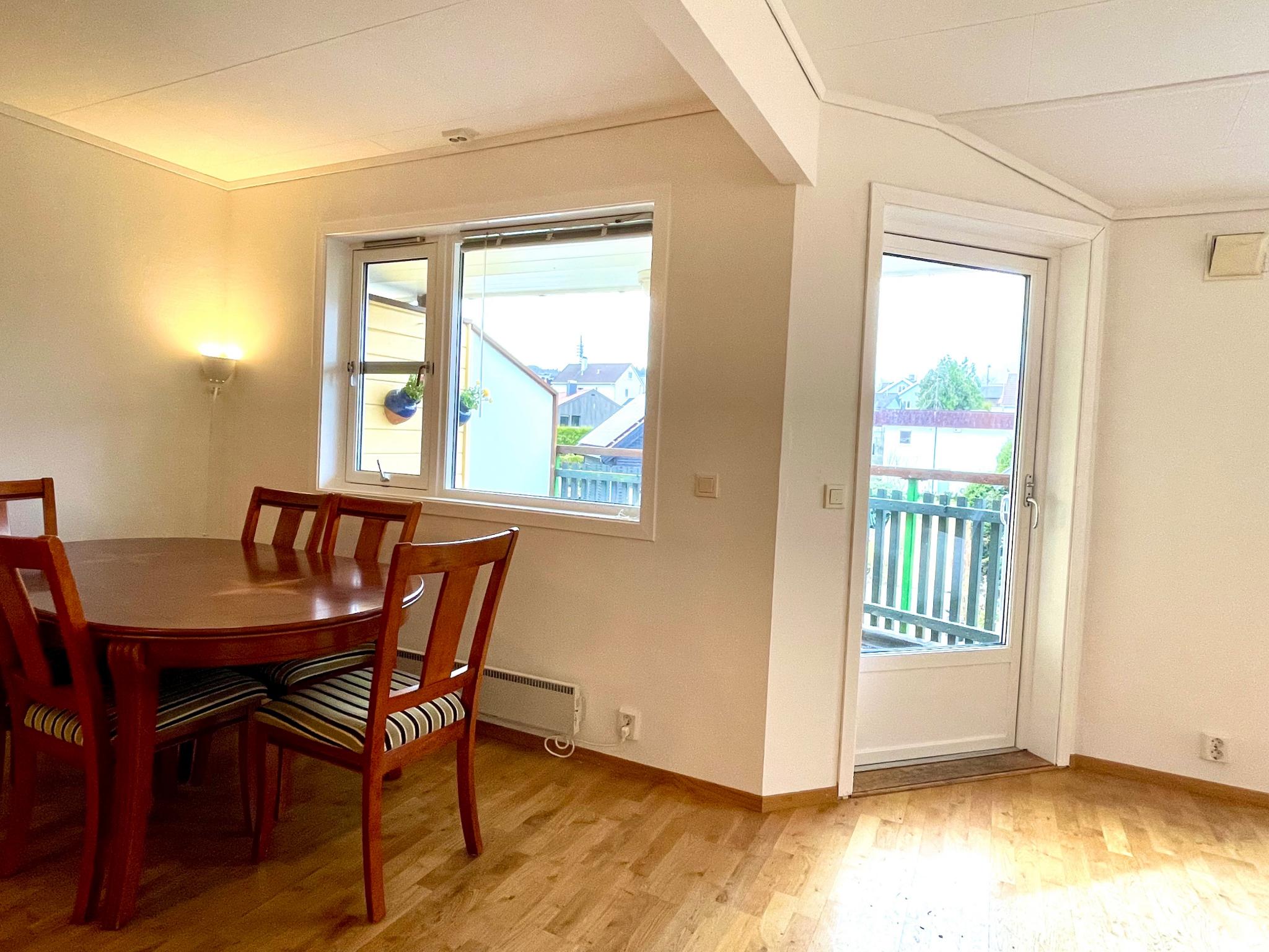 Spisebord på kjøkkenet.