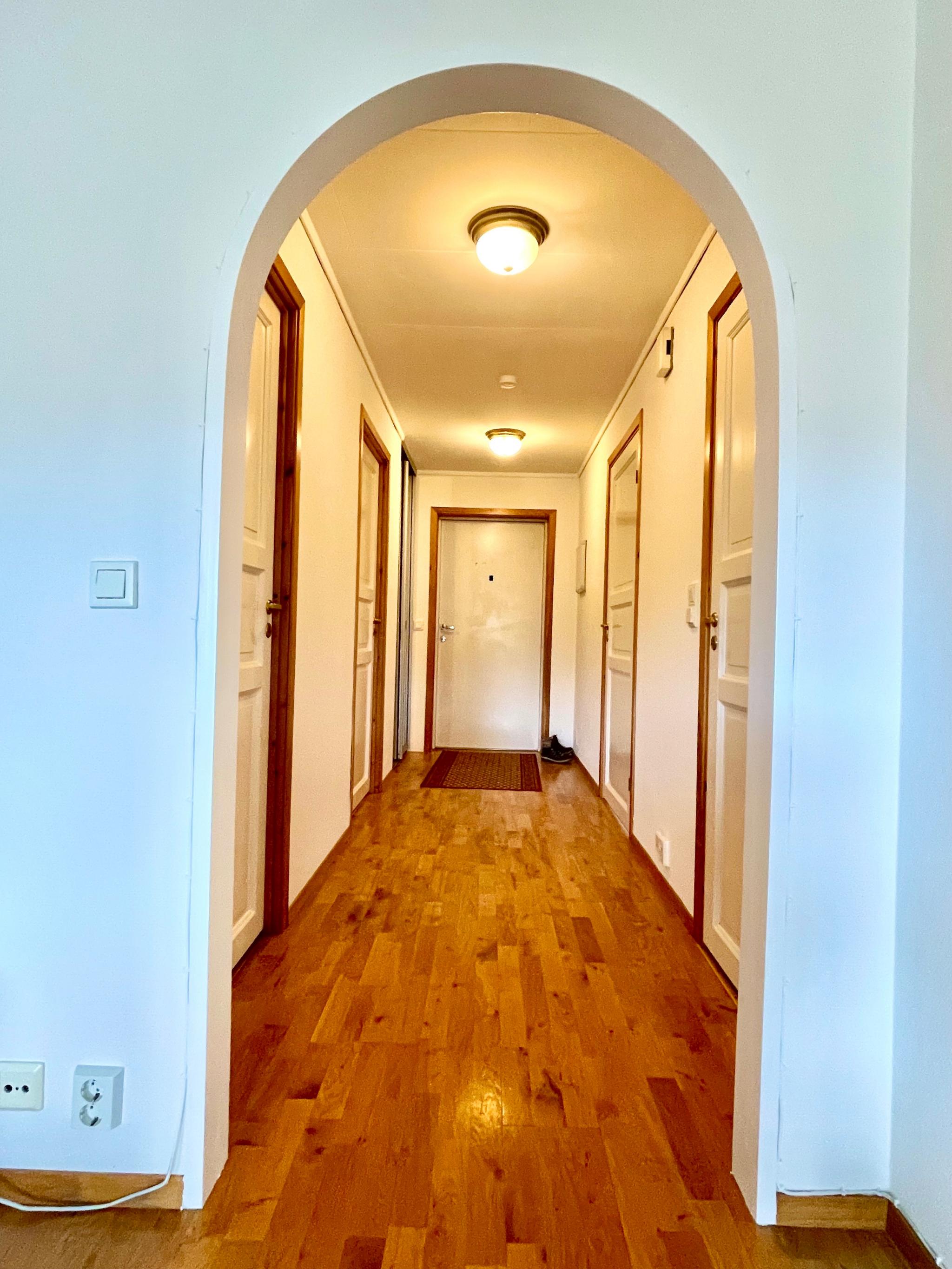 Gang sett fra stue, ytterdør helt i enden.