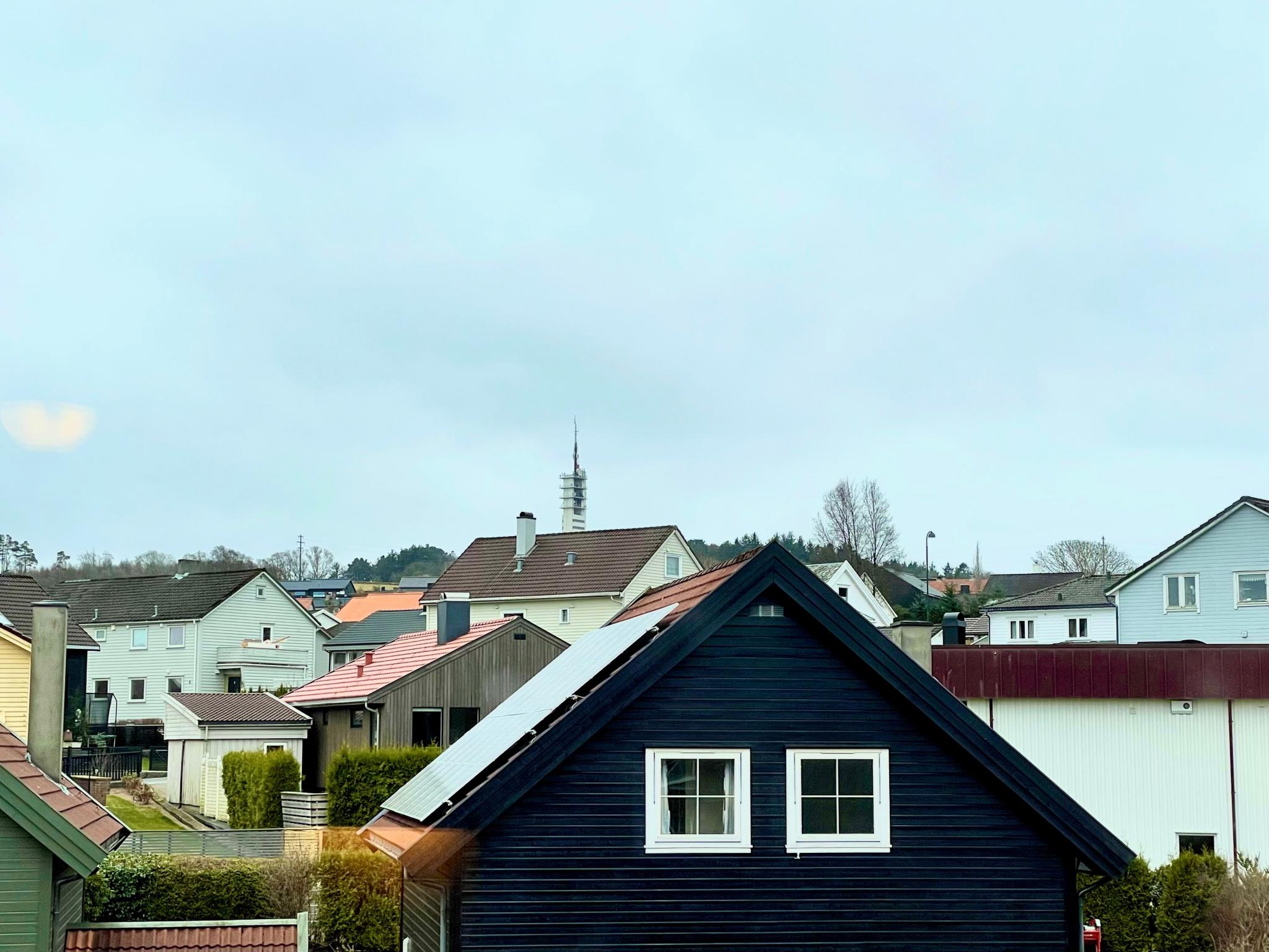 Utsikt fra stuevindu, Ullandhaugstårnet er godt synlig.