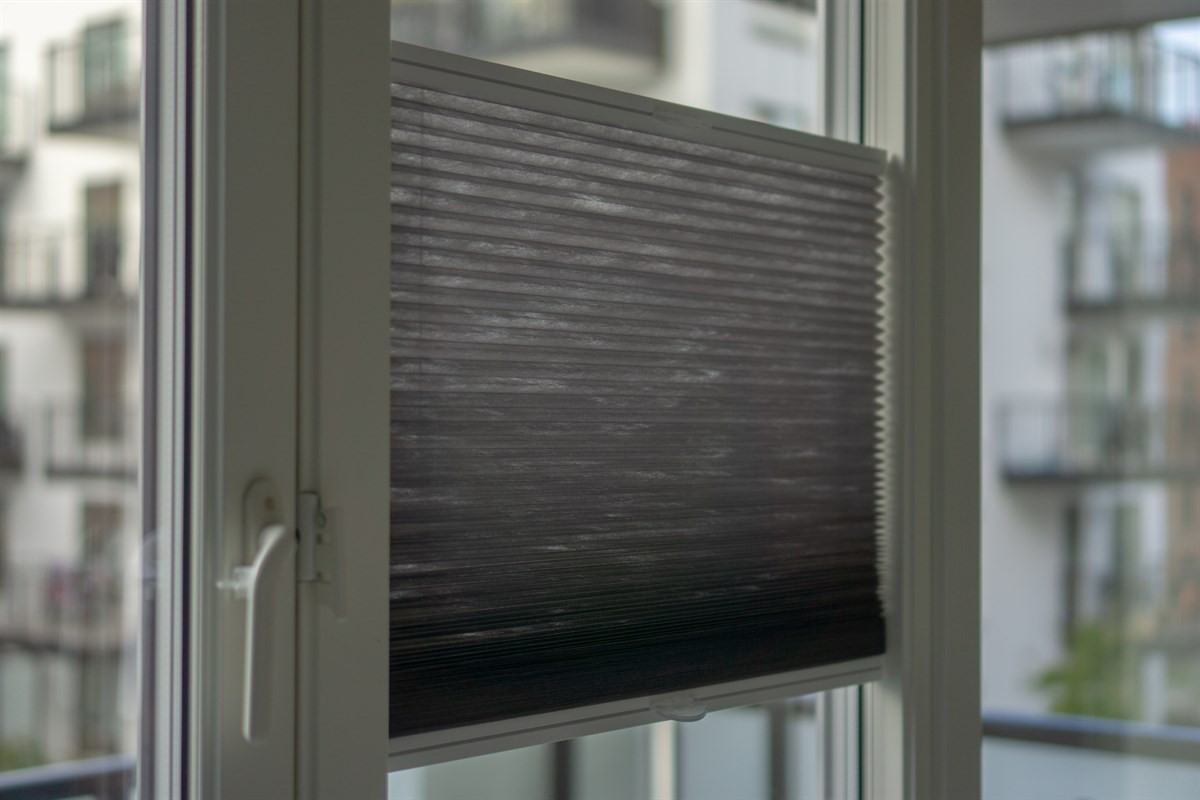 Det er montert solskjerming på alle vinduer