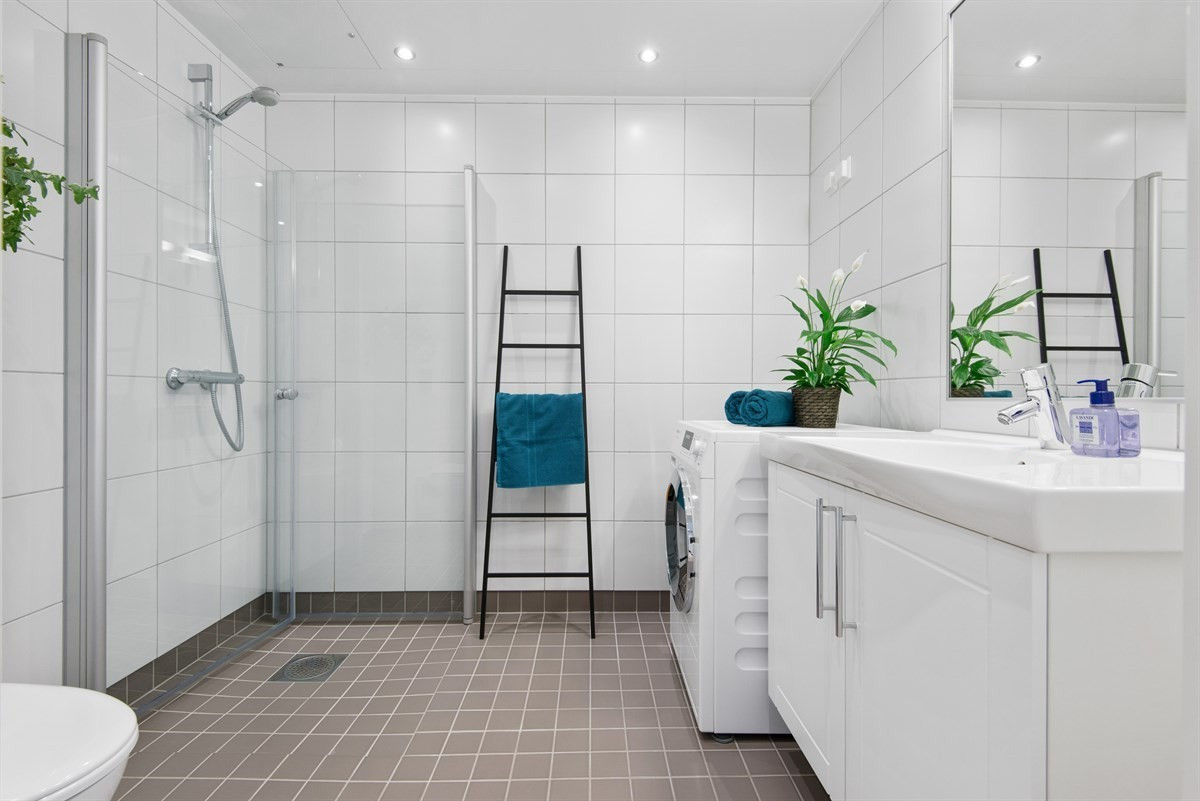 Romslig og lekkert bad - kommer med vaskemaskin
