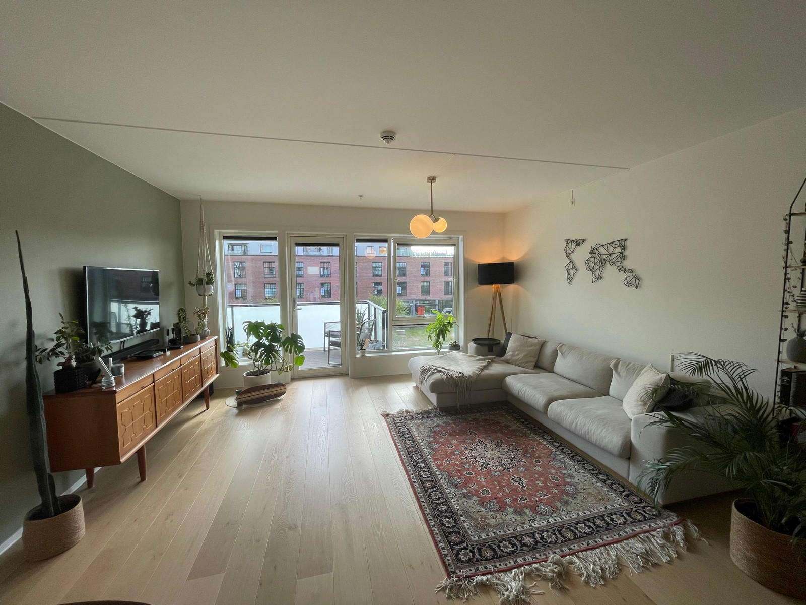 Romslig stue med gode lysforhold