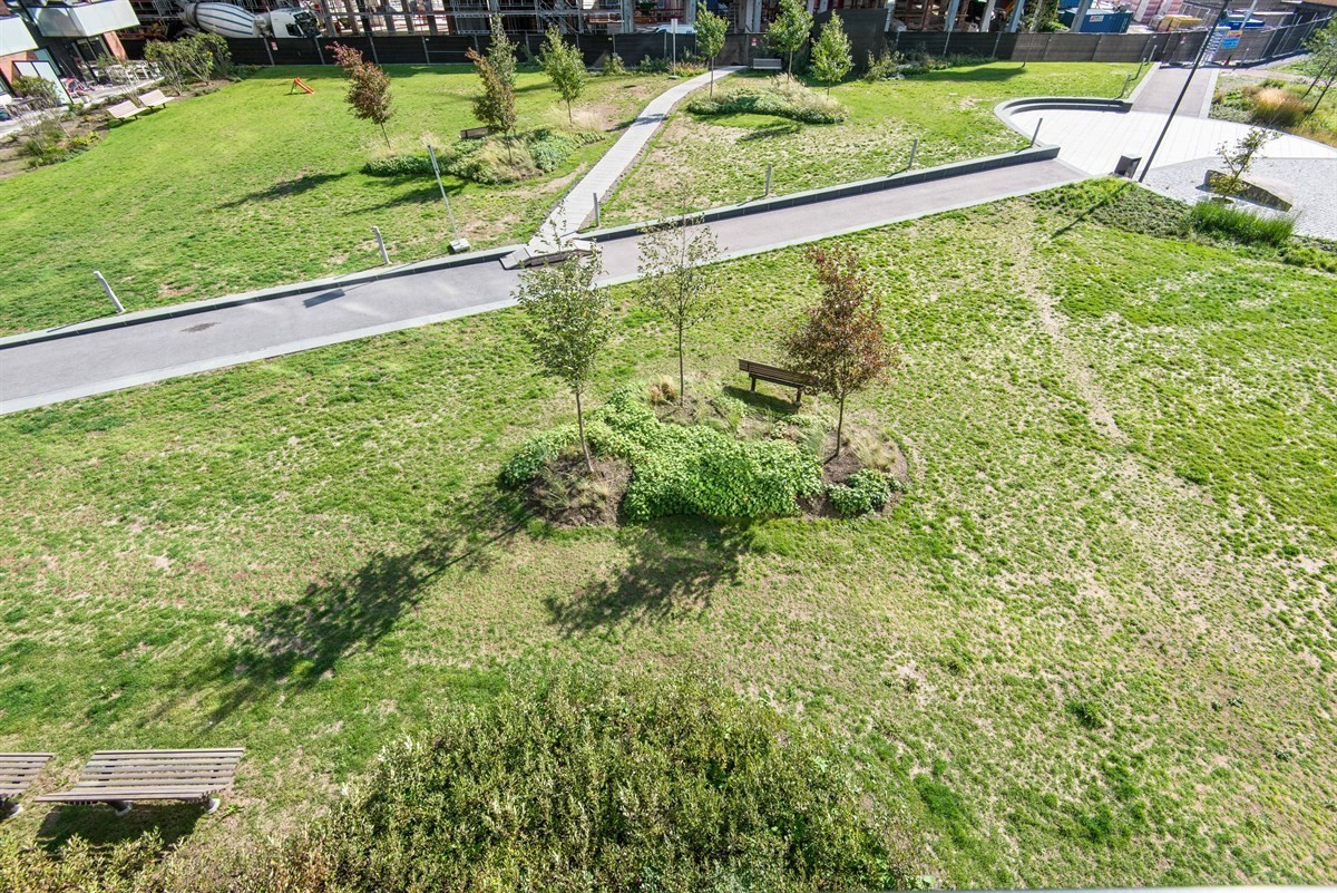 Utsikt fra balkong ned på parkområdet i Krydderhagen