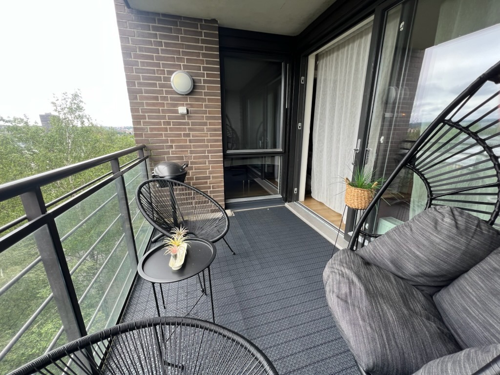 Romslig balkong med plass til utemøbler