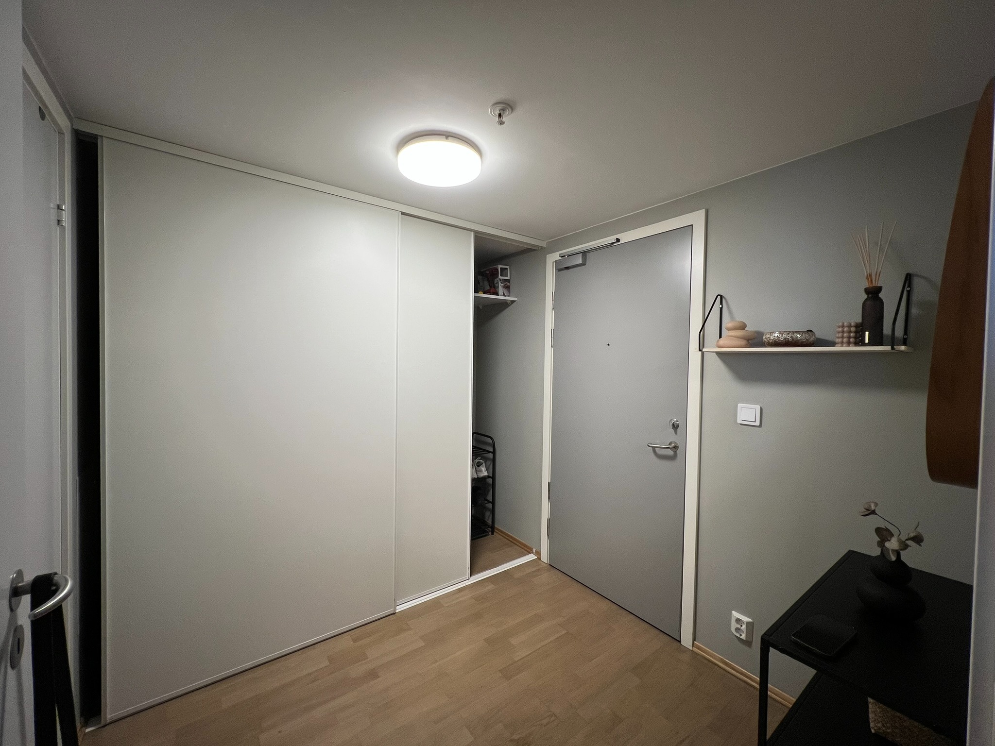 Entré med mye oppbevaringsplass