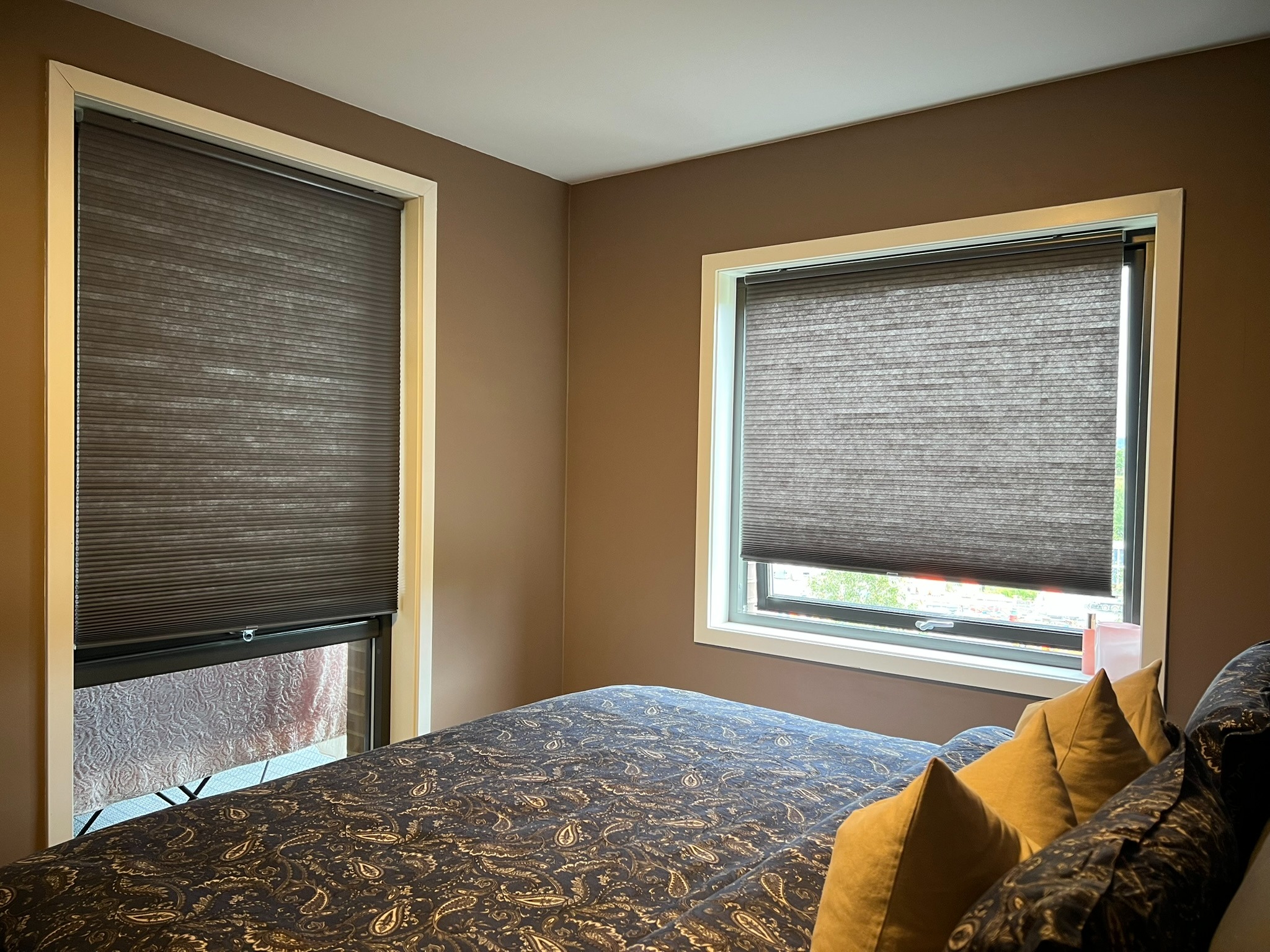 Soverom med store vinduer