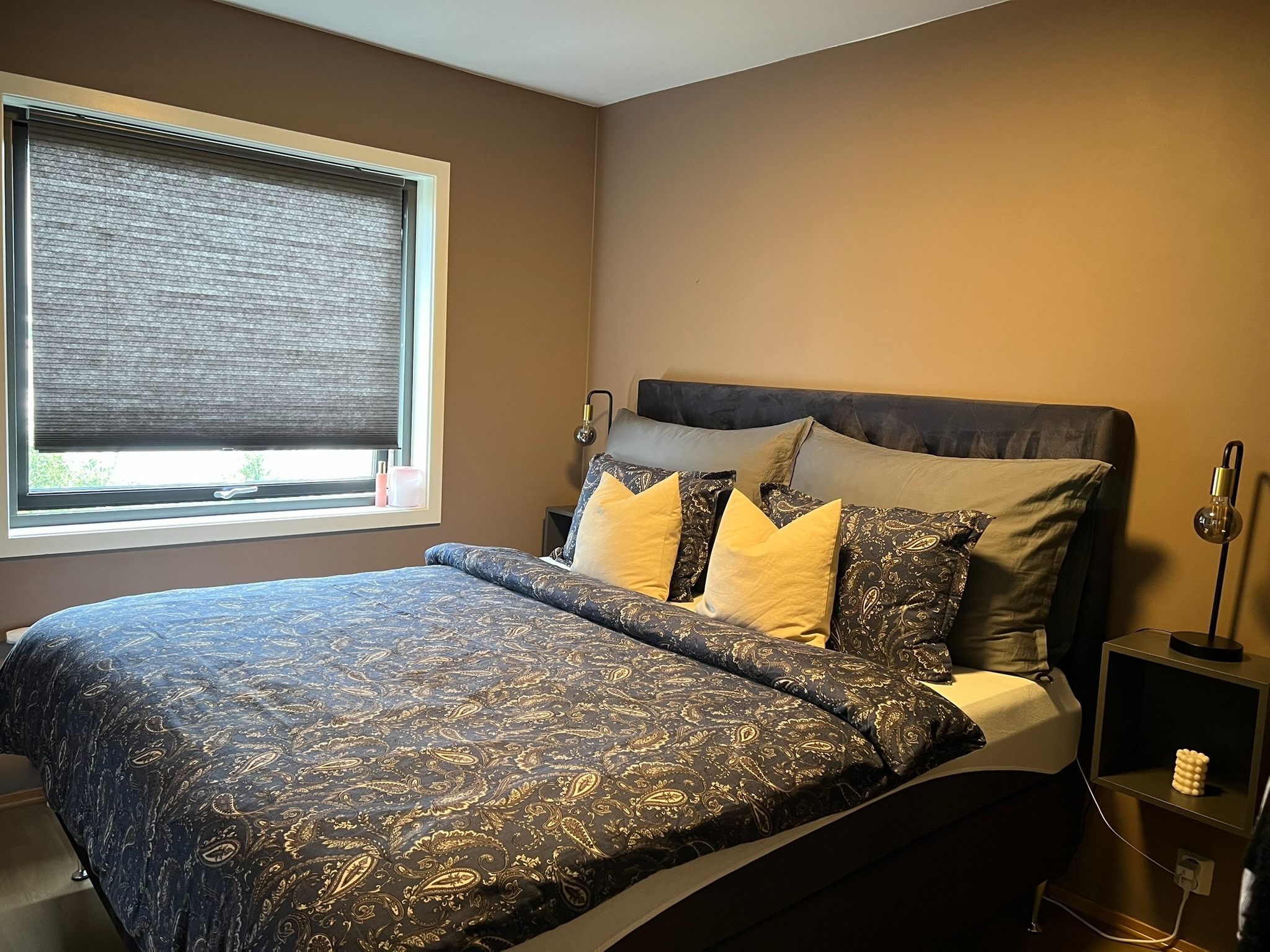 Romslig soverom med plass til dobbeltseng