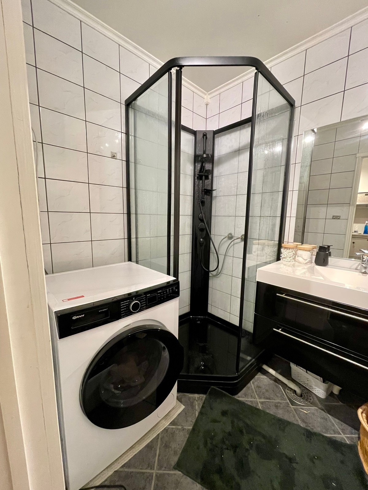 Kombi vaskemaskin med vask og tørk funksjon. Dusjkabinett satt inn i 2022. 