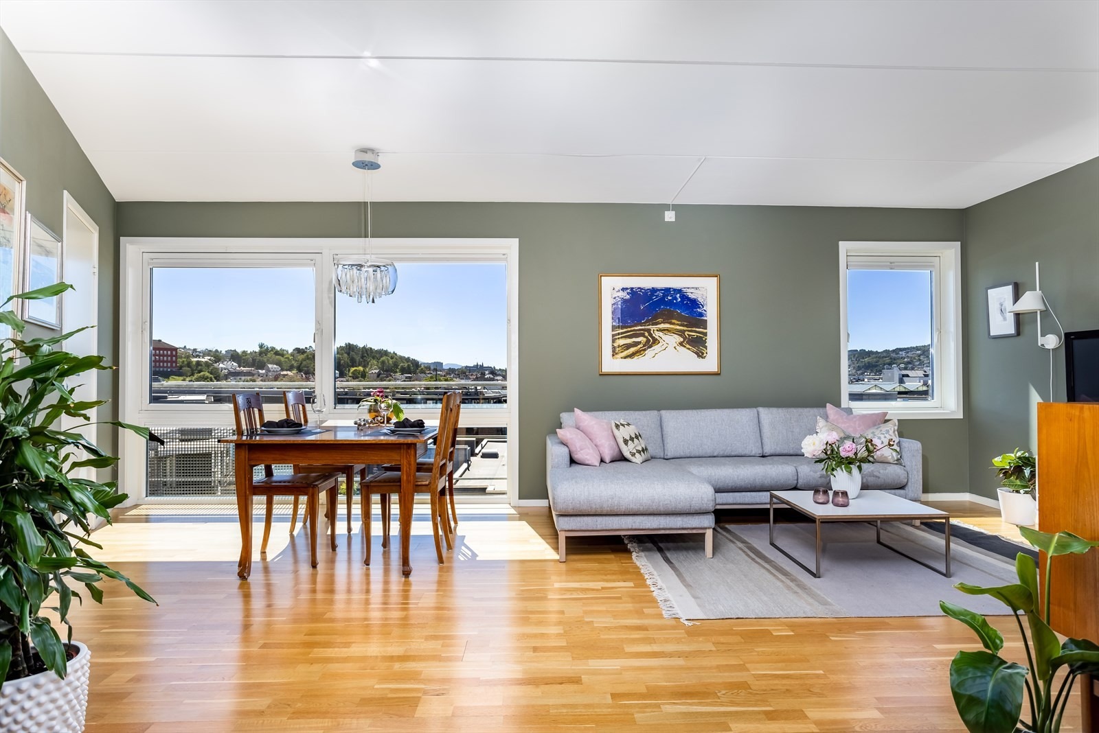 Fin kjøkkenkrok med integrerte hvitevarer.