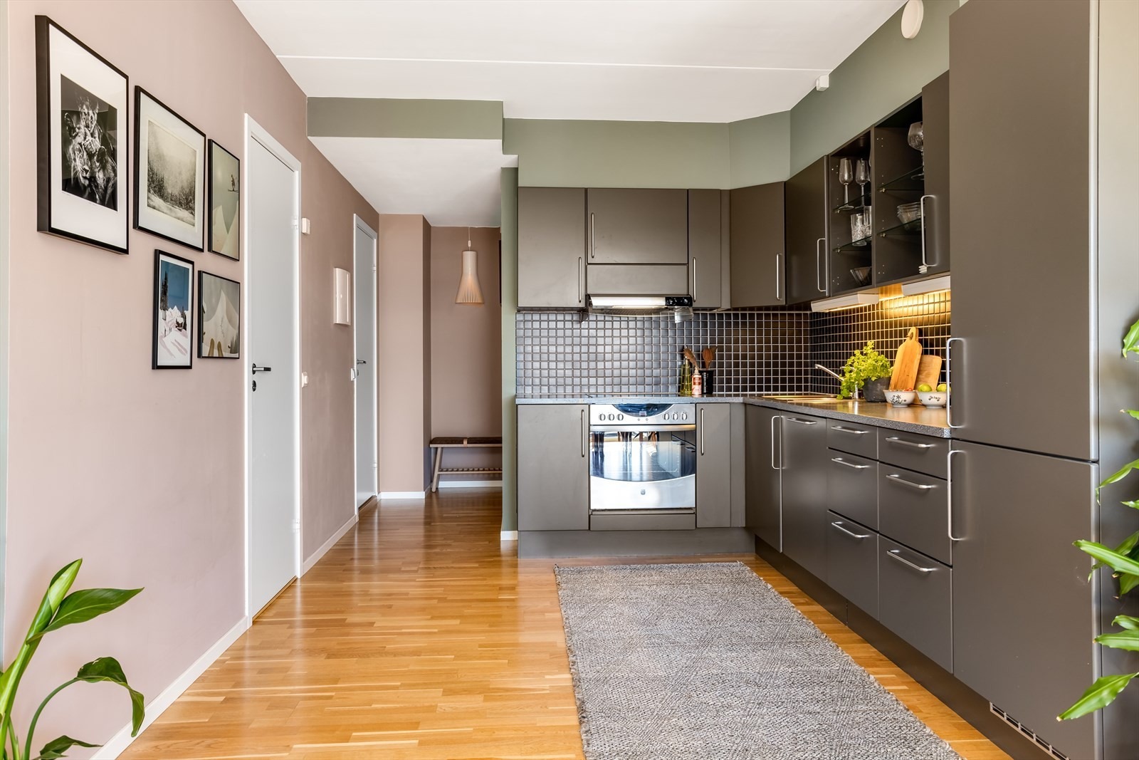 Fin kjøkkenkrok med integrerte hvitevarer.