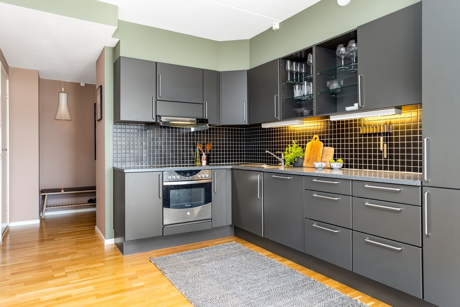 Fin kjøkkenkrok med integrerte hvitevarer.