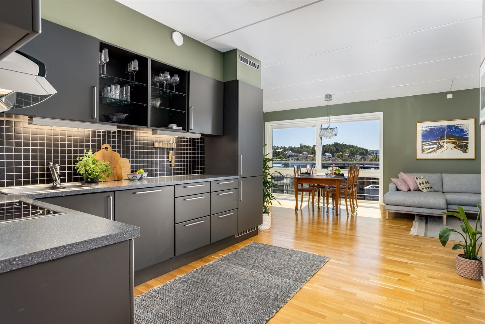 Fin kjøkkenkrok med integrerte hvitevarer.