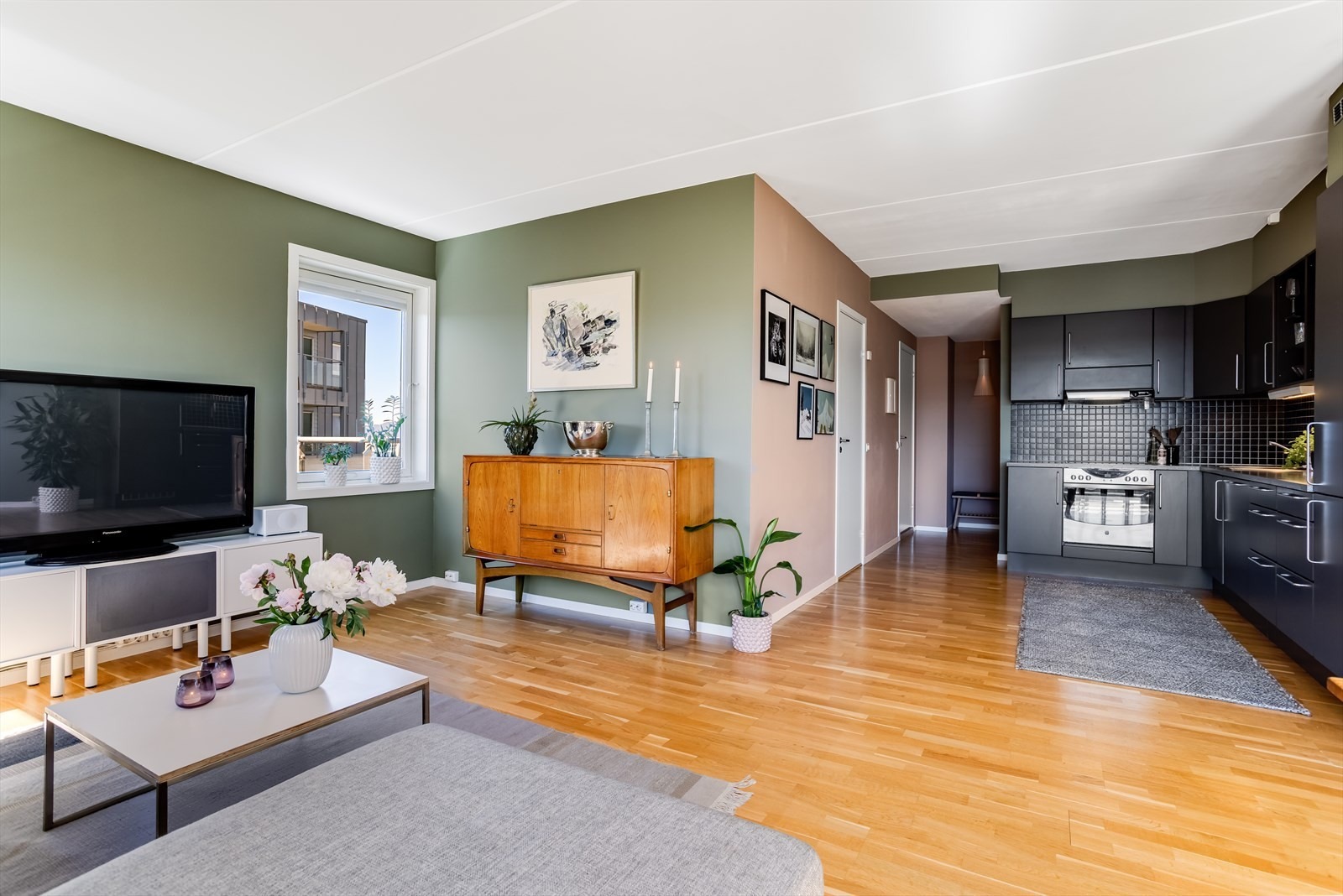 Fin kjøkkenkrok med integrerte hvitevarer.