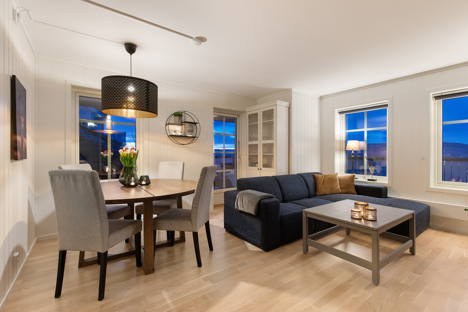 Stuen er romslig, men plass til sofa og spisebord. Fra stuen er det også utgangsdør til terassen.
