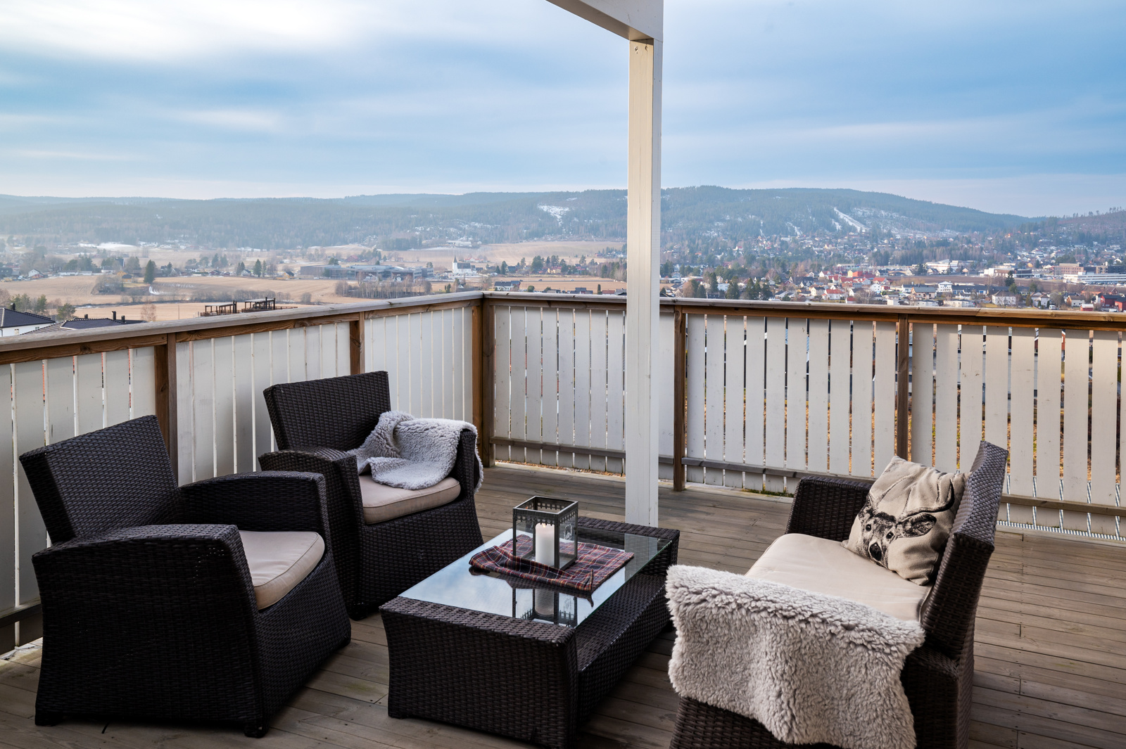 Åpen og fin terrasse, hvor man kan nyte mange soltimer.