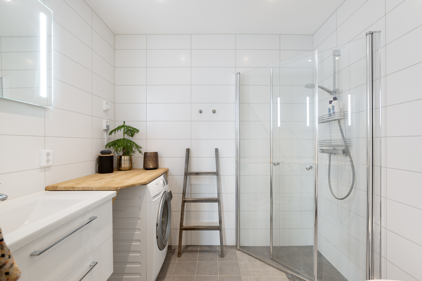 Badet er lyst og delikat innredet