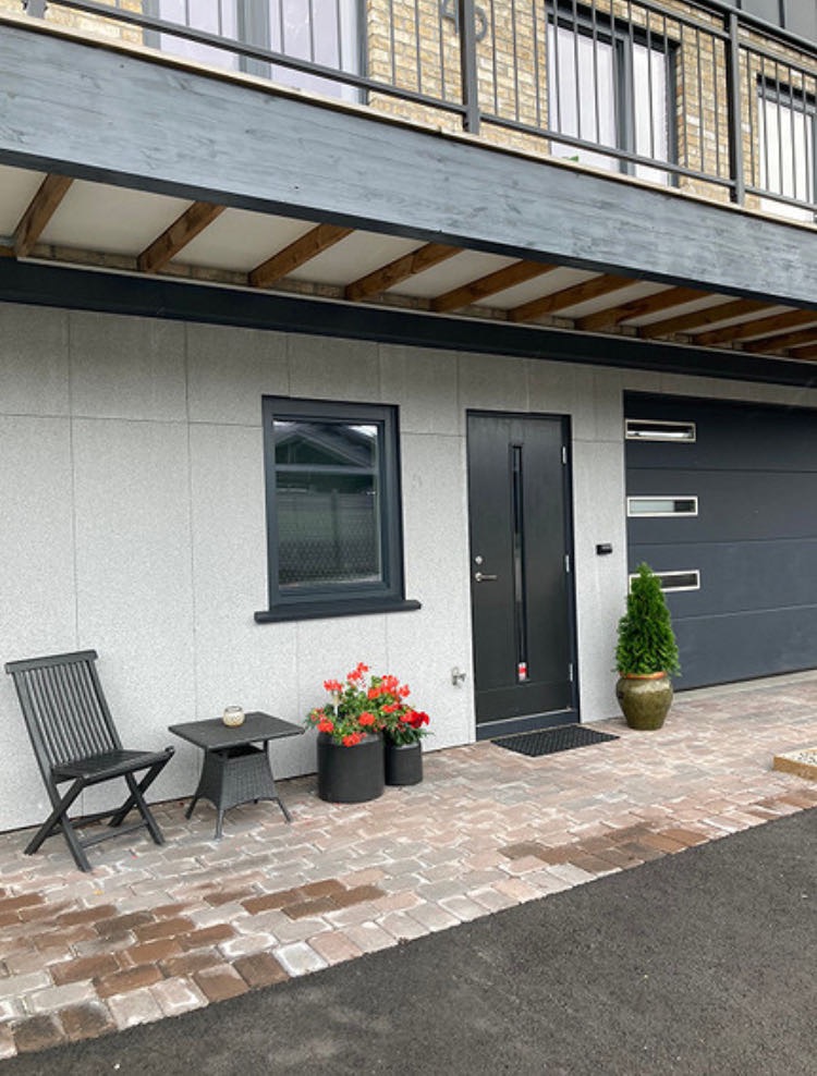 Fasade mot Gjerpensdalen. Egen parkeringsplass m/ lademulighet!
Ladestrøm er ikke inkludert!