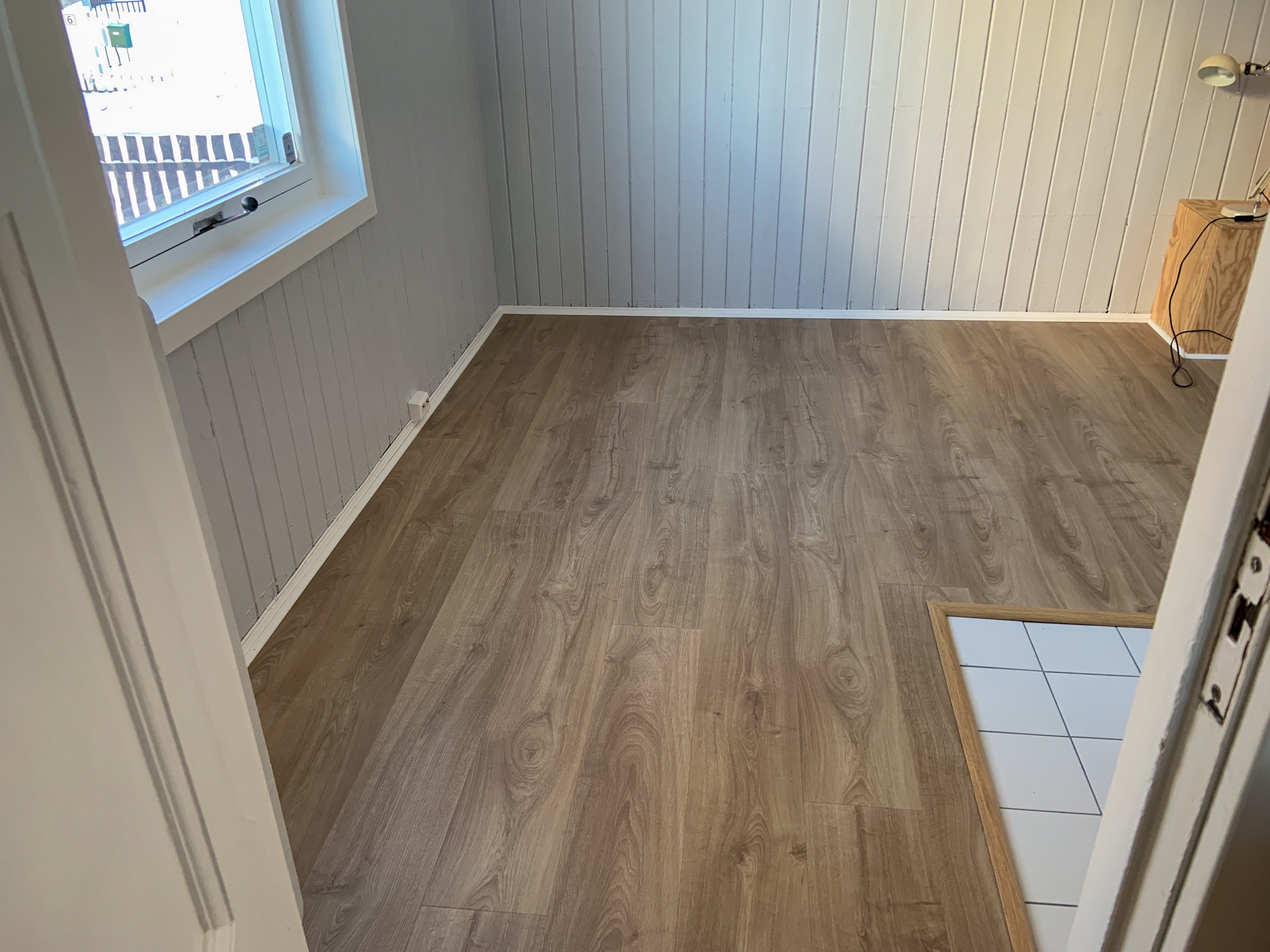 Fra rom med peis. Rommet med peis er kvadratisk, 9m2 og veldig vrient å ta bilde av. Det har resirkulerte detaljer og mye godt håndverk. Helt nytt gulv, vakkert lagt og peis som sprer varmt til store deler av leiligheten. Jeg bruker ikke vidvinkel, da jeg mener dette gir urealistiske proposjoner. 