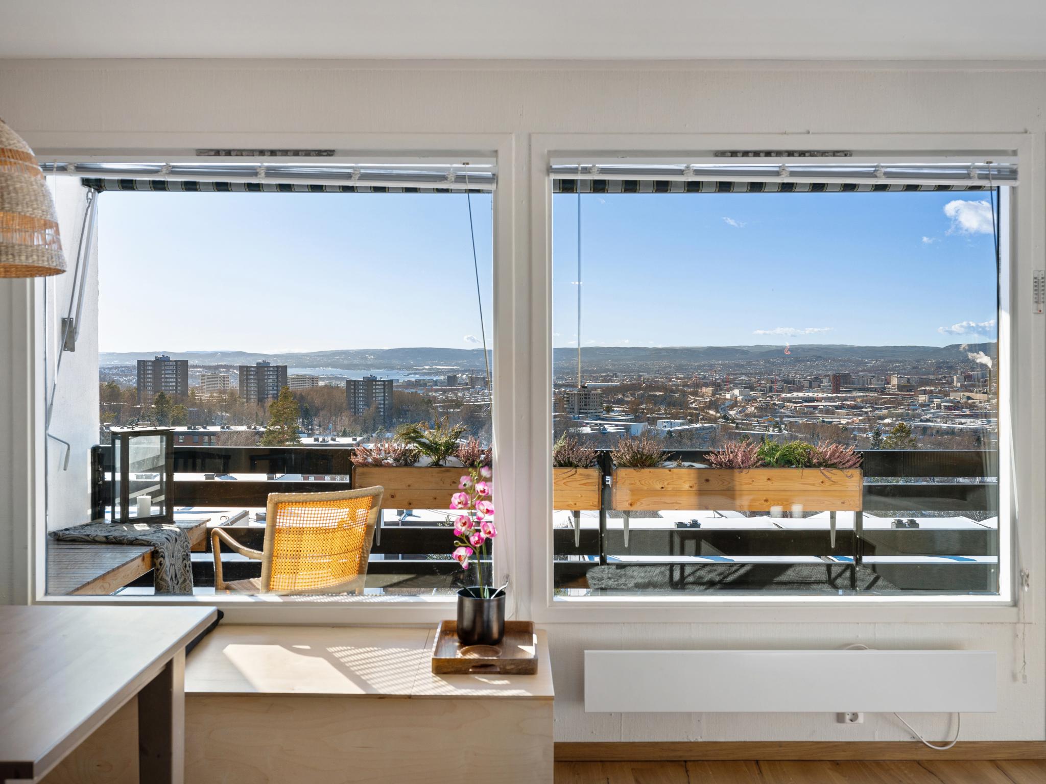 Flott panoramautsikt fra kjøkken og stue!