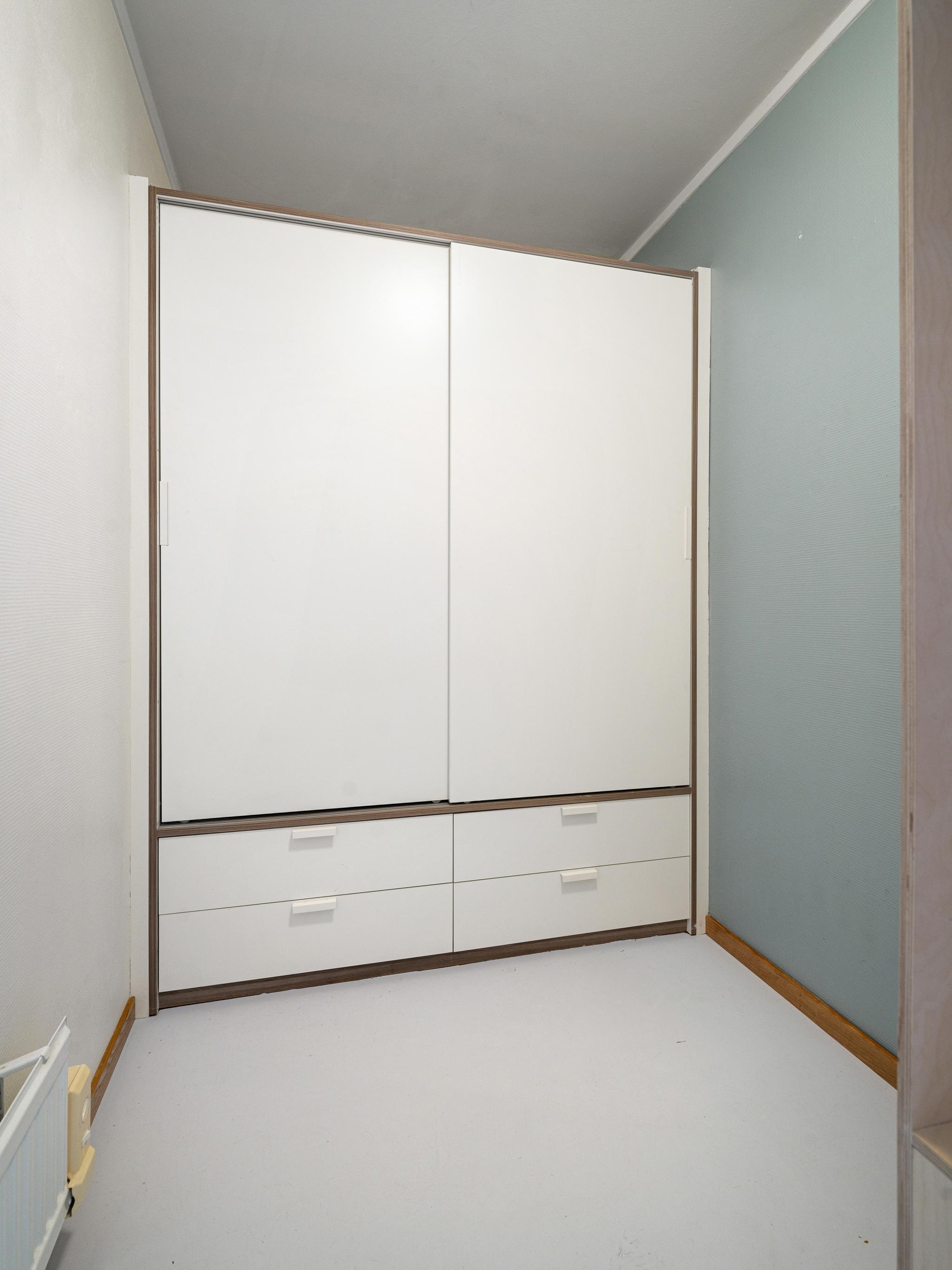 Skyvedørsgarderobe i entre.