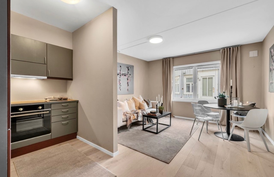 Liten skille mellom kjøkken og stue