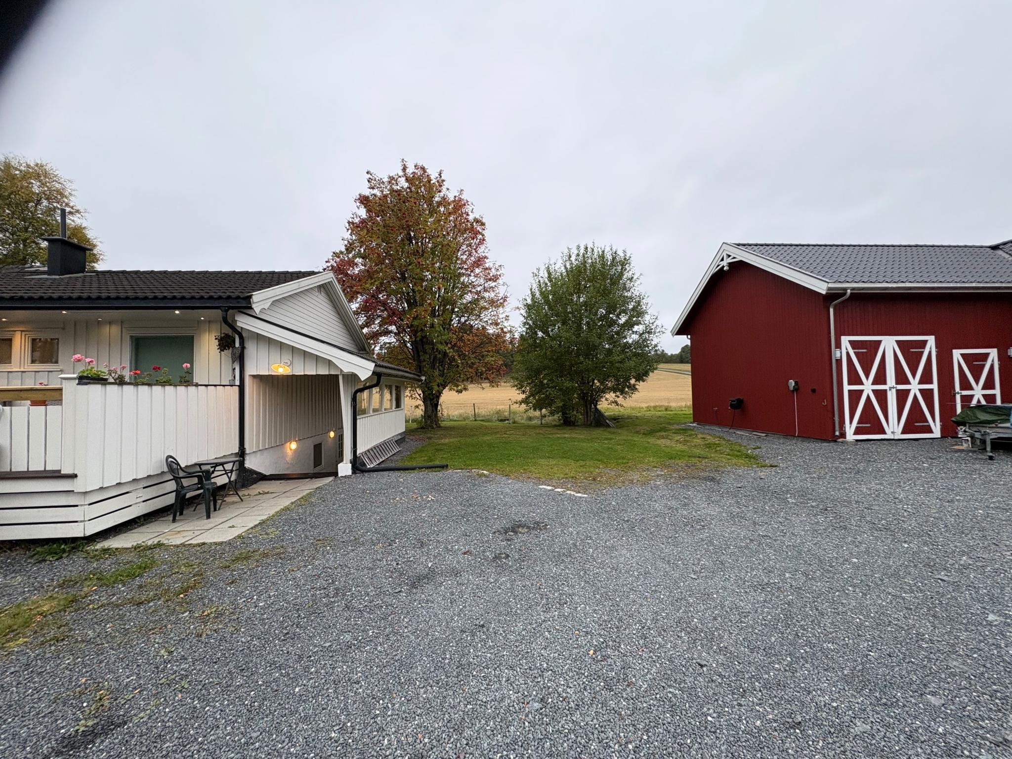 Huset med gårdsplass l landlige omgivelser