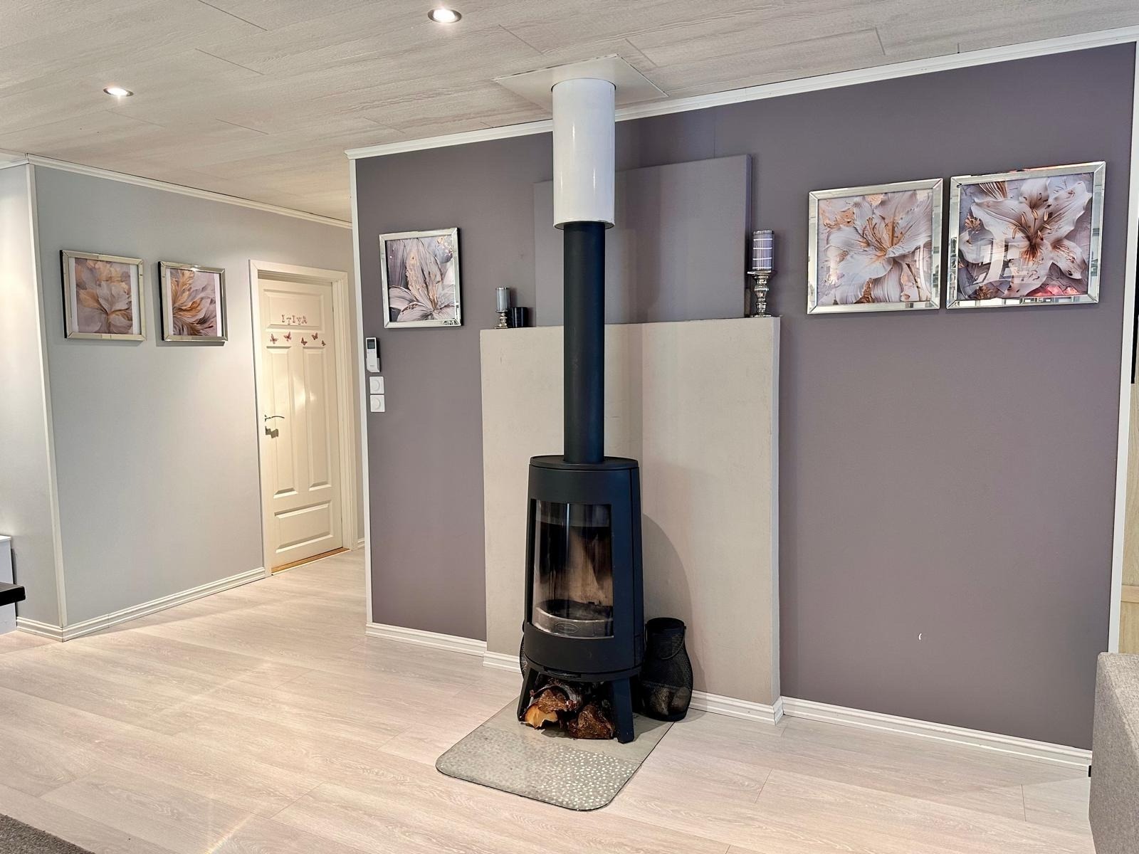 I stua finner du en vedovn som gir godt med varme