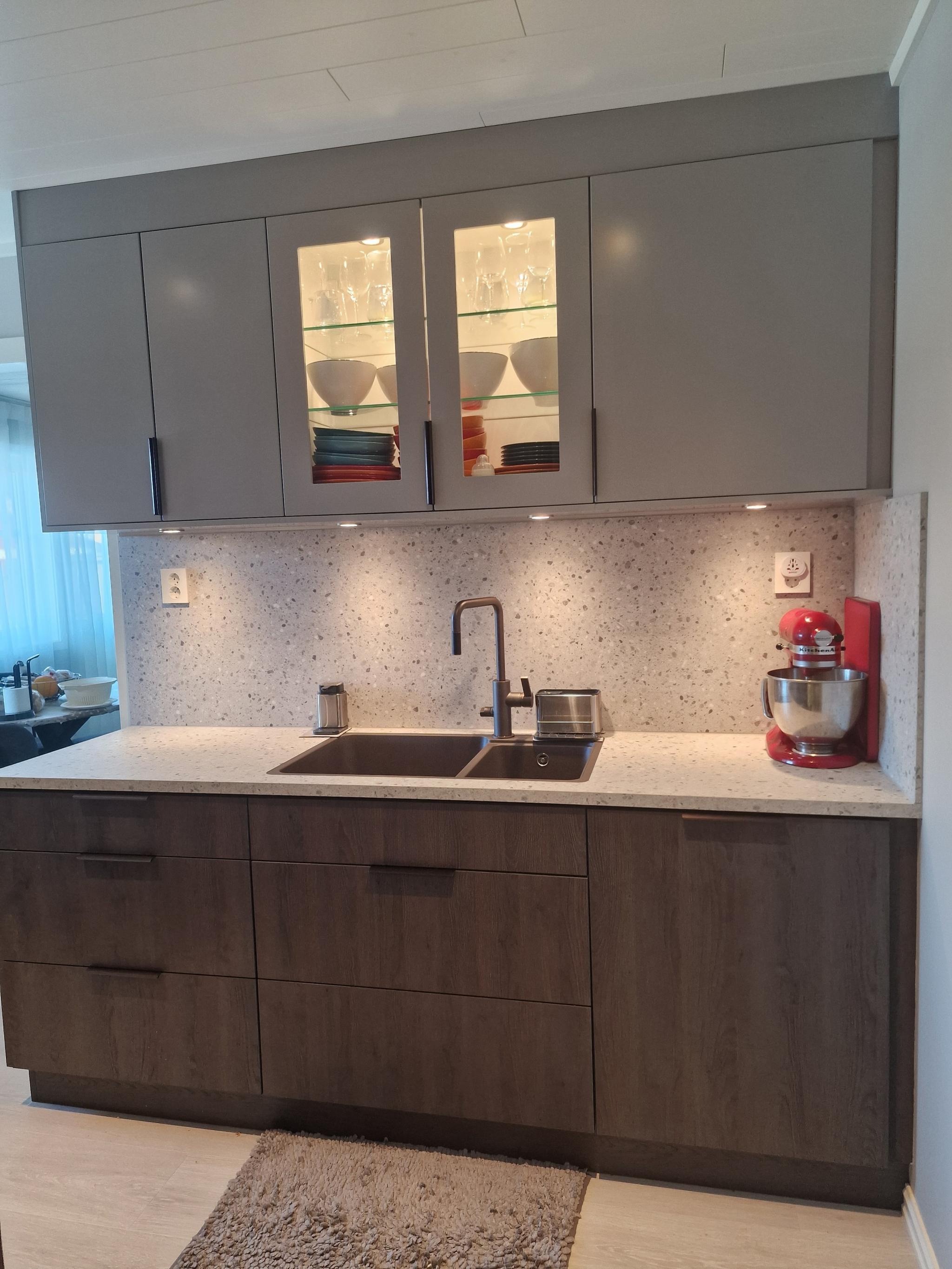 Her er det godt med skap- og benkeplass.