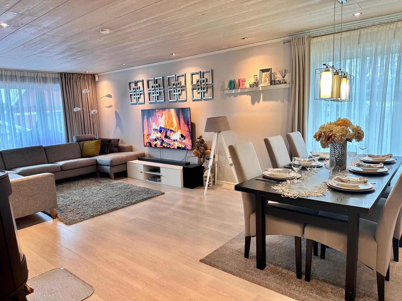 Lys stue med plass til sittegrupper