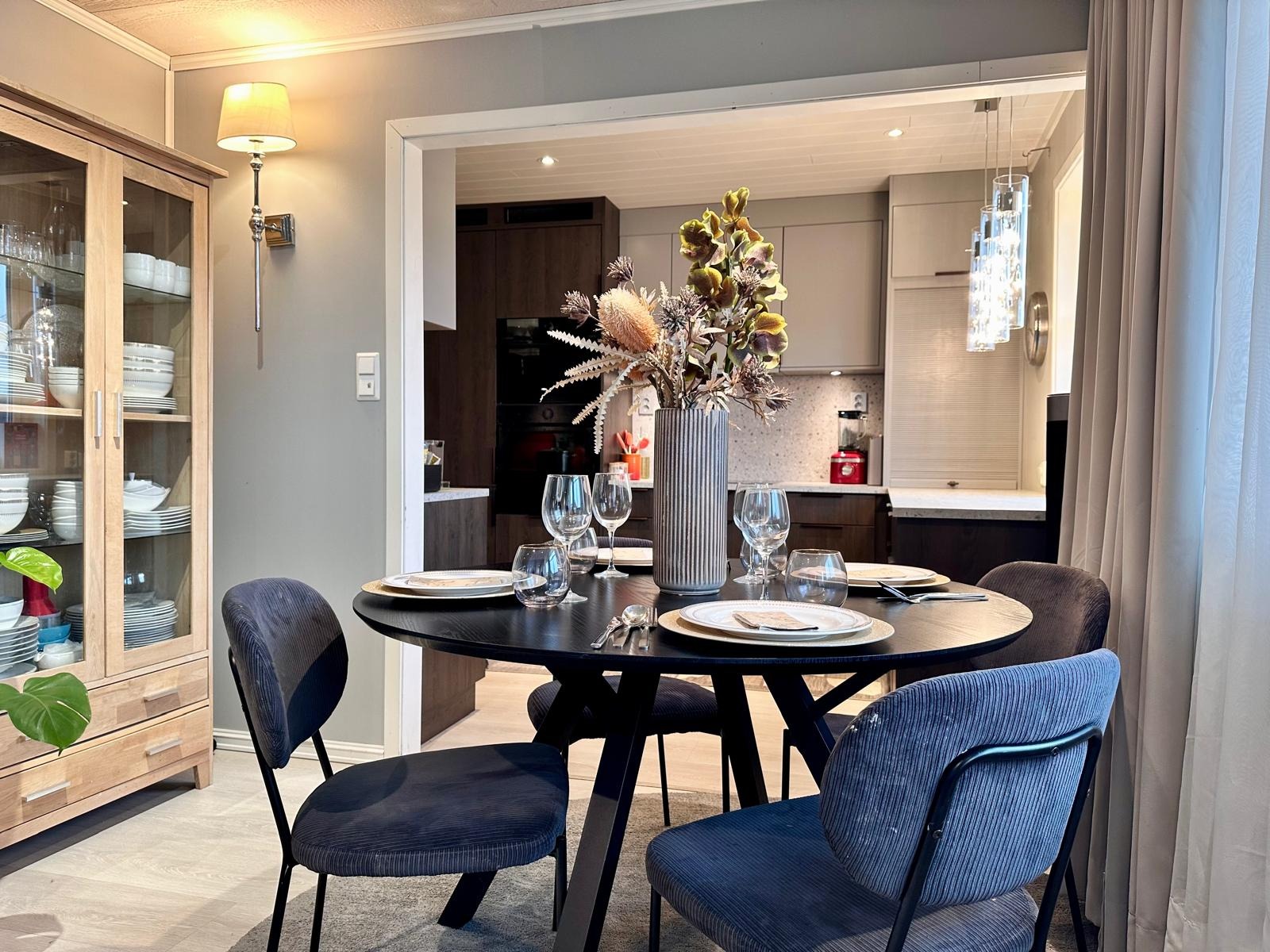 Spiseområde nær kjøkkenet