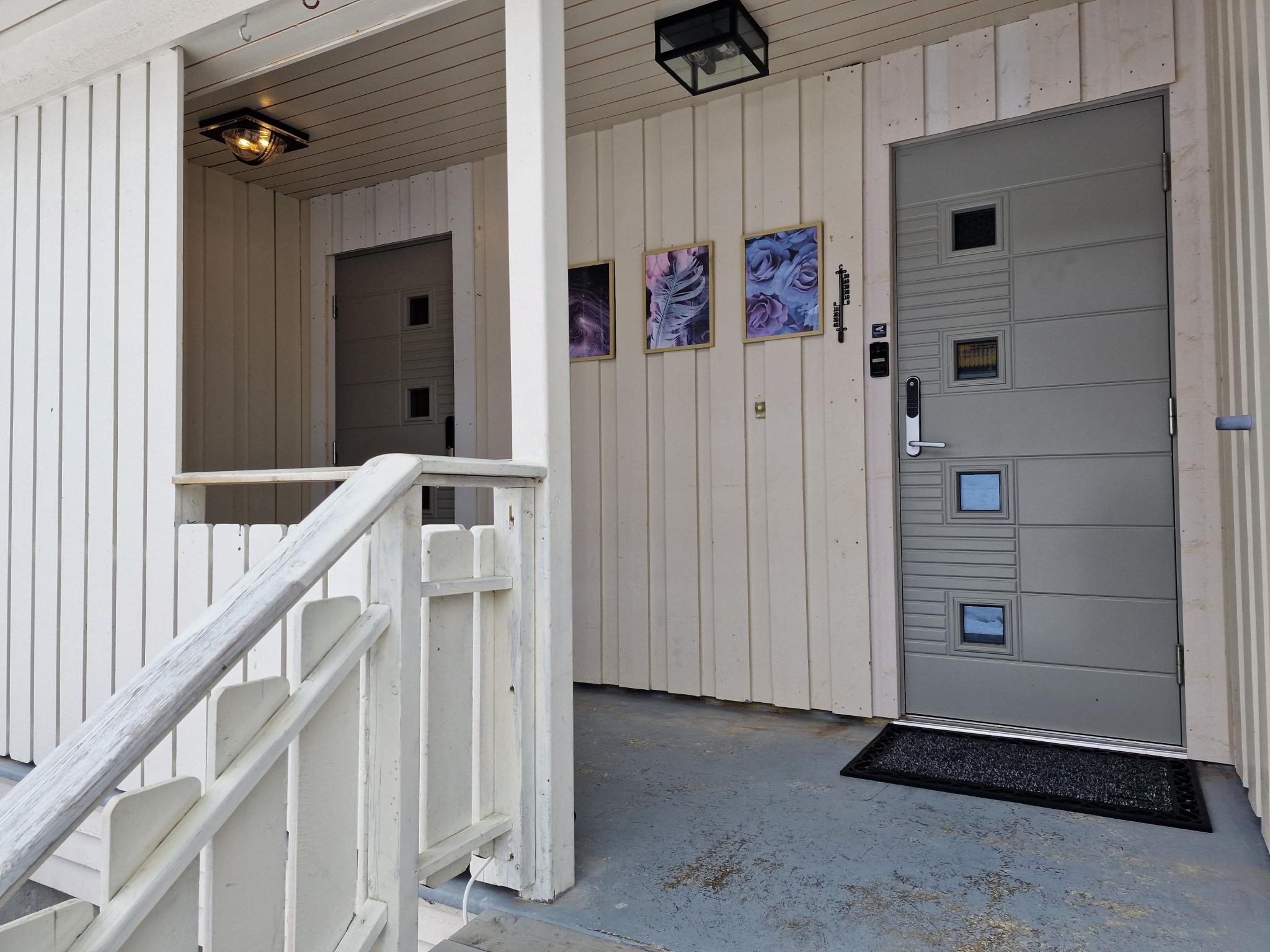 Ytterdøren til eneboligen er til høyre. Døren til venstre tilhører en utleid kjellerleilighet.