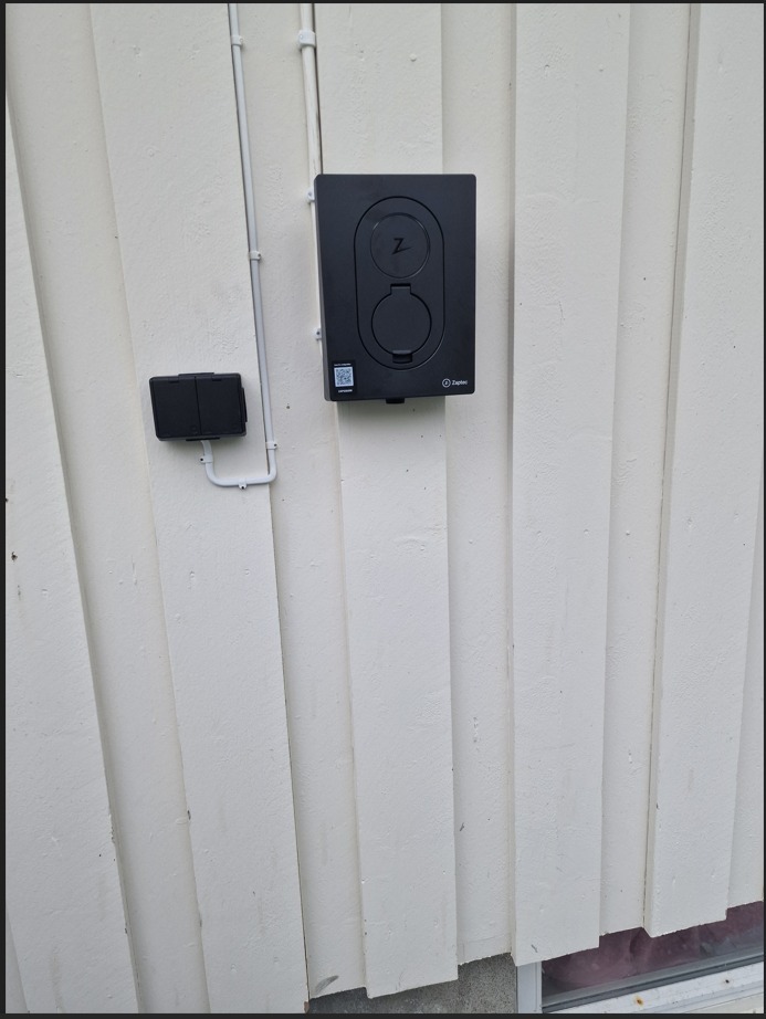 El bil lader og ute stikkontakt
