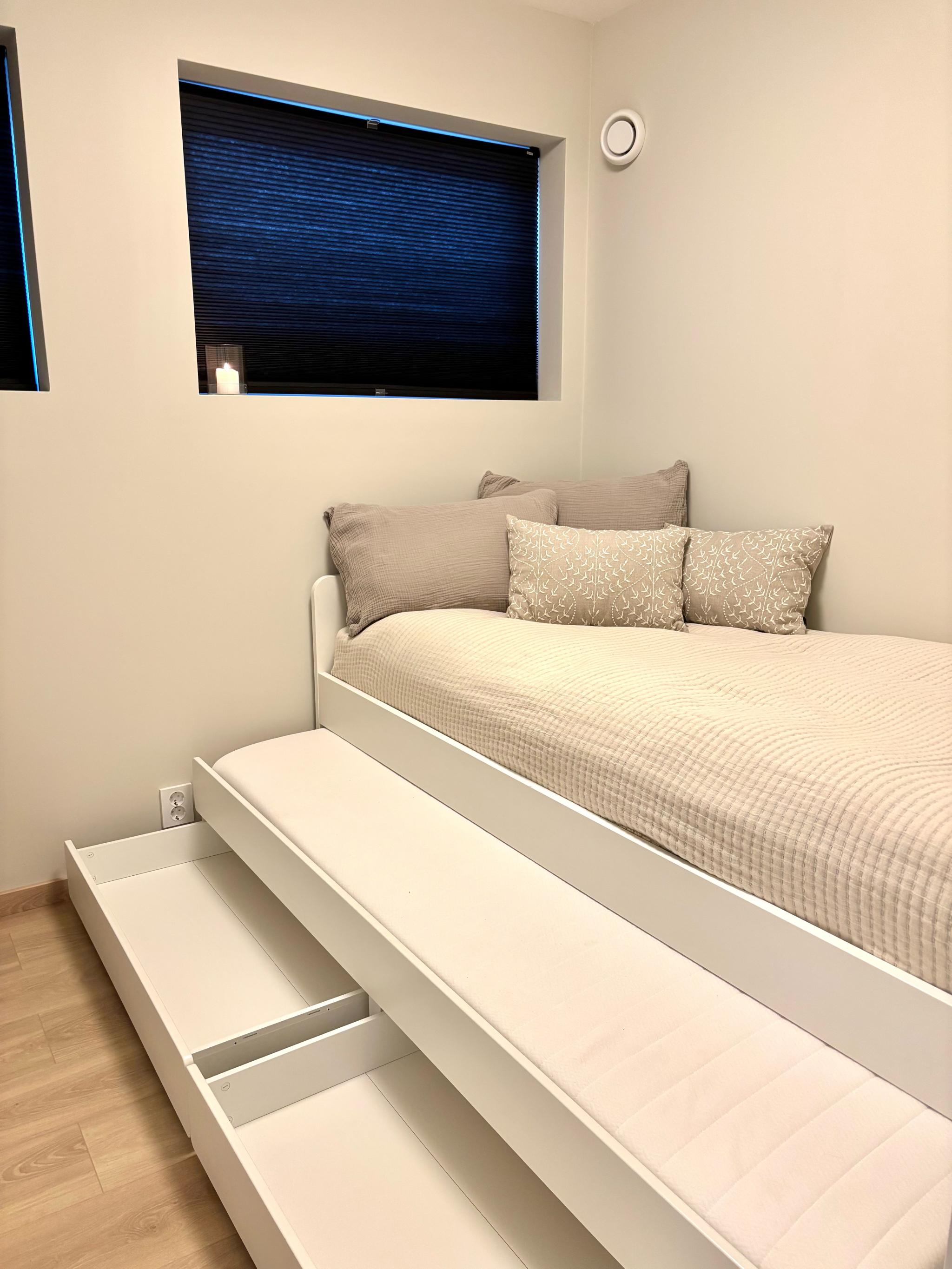 Mørke plissegardiner på soverom. 