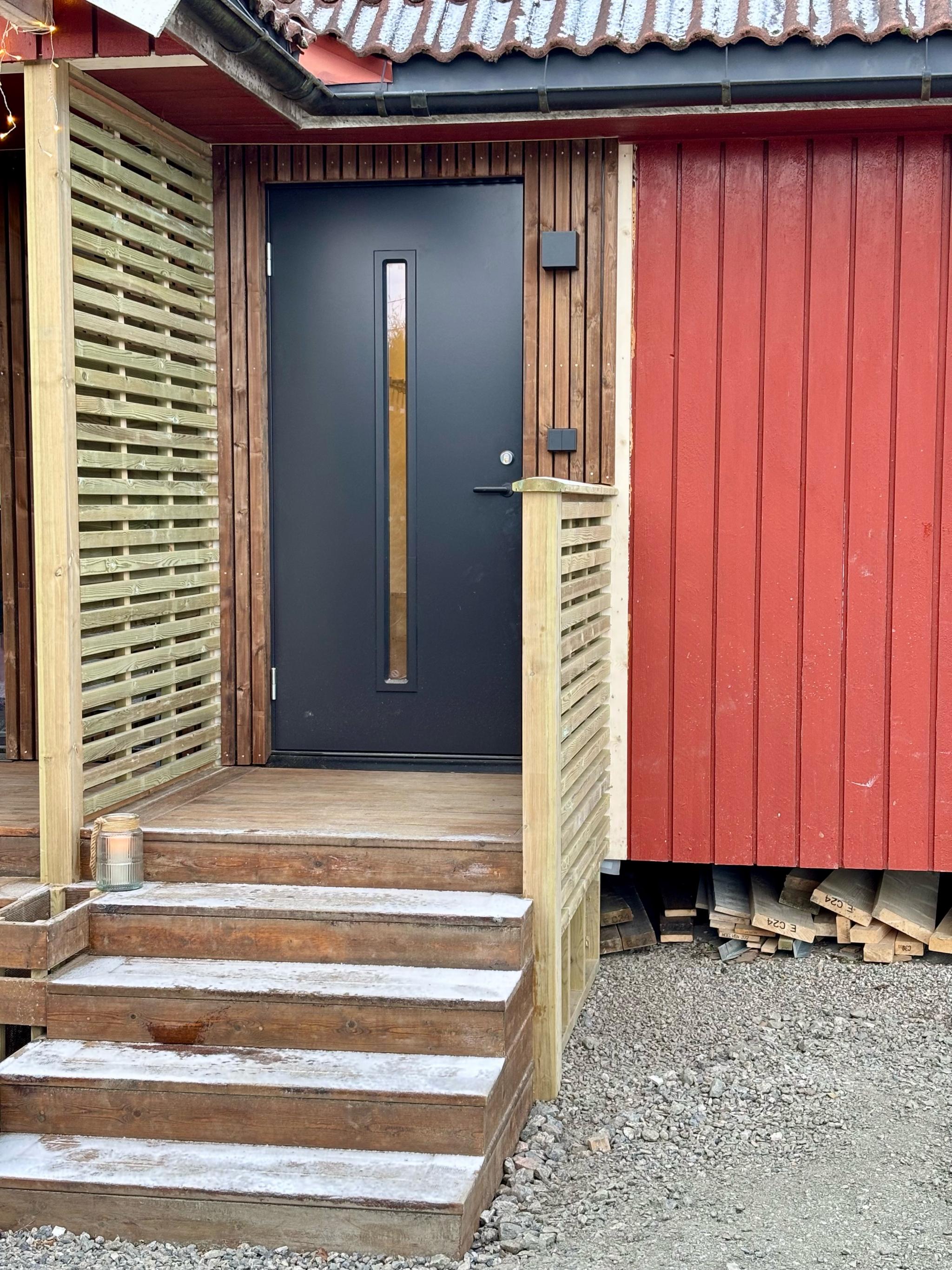 Privat inngangsparti med utelys og stikk. 