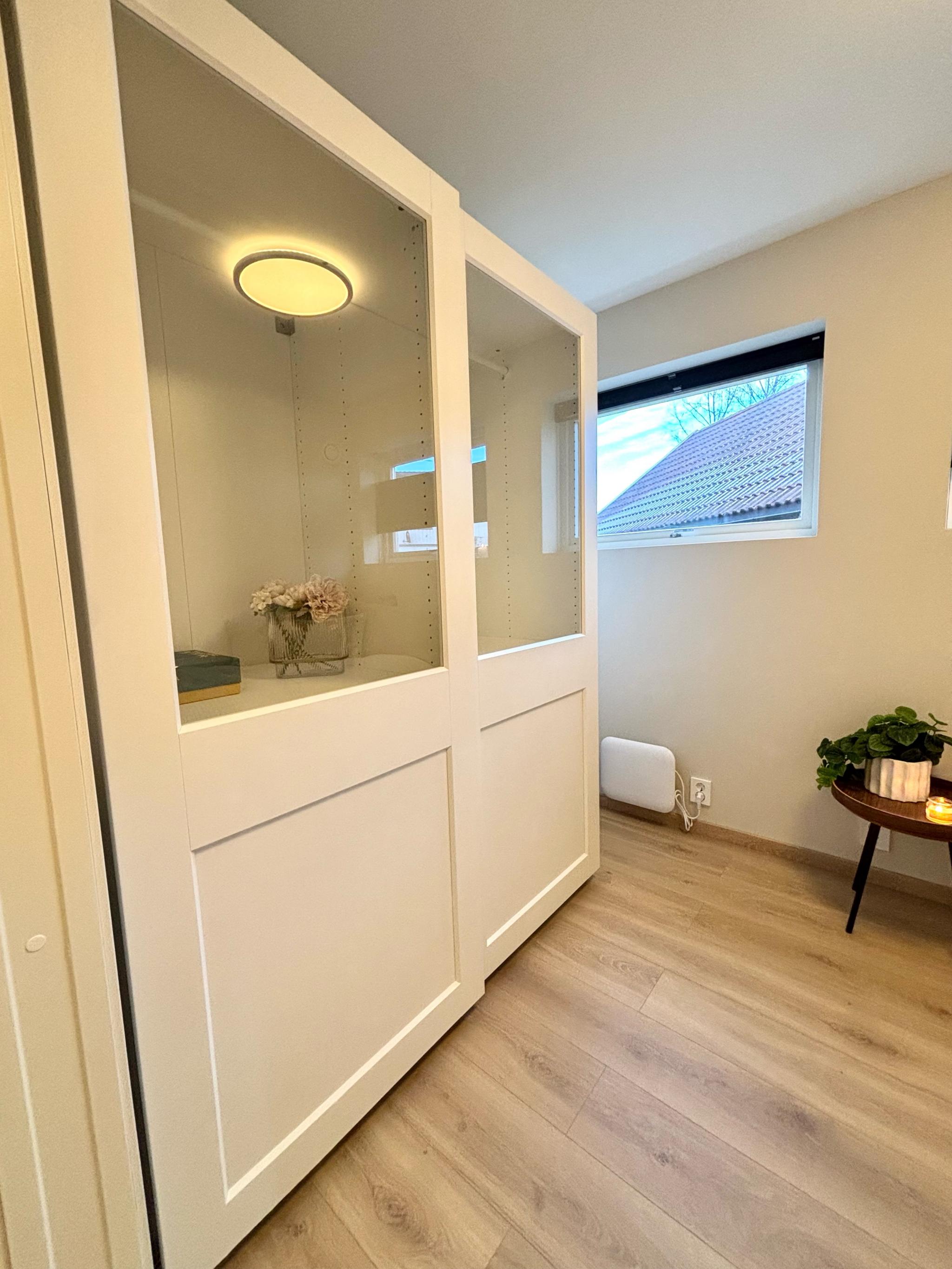 Skyvedørsgarderobe med oppheng og skuffer. 