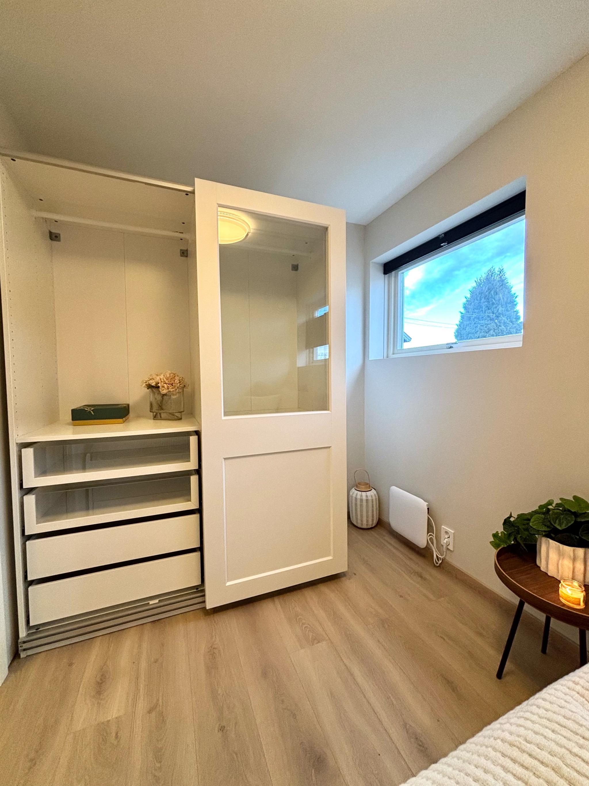 Skyvedørsgarderobe med oppheng og skuffer. 