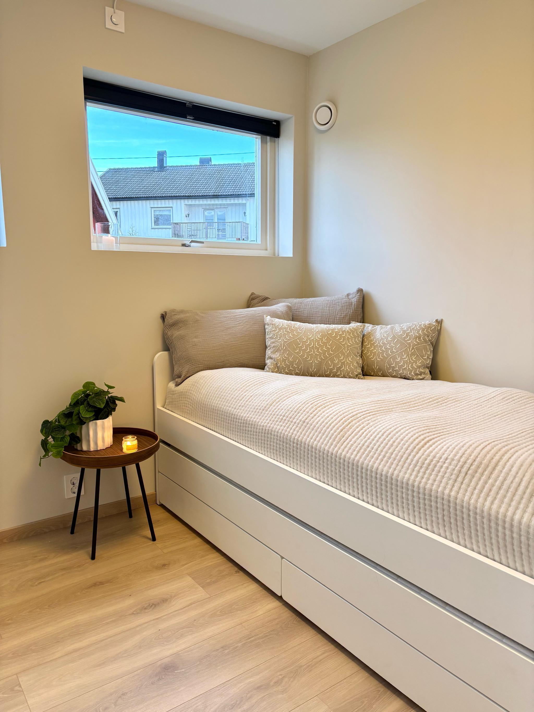 Soverom med seng som kan trekkes ut til dobbeltseng og skuffer under.