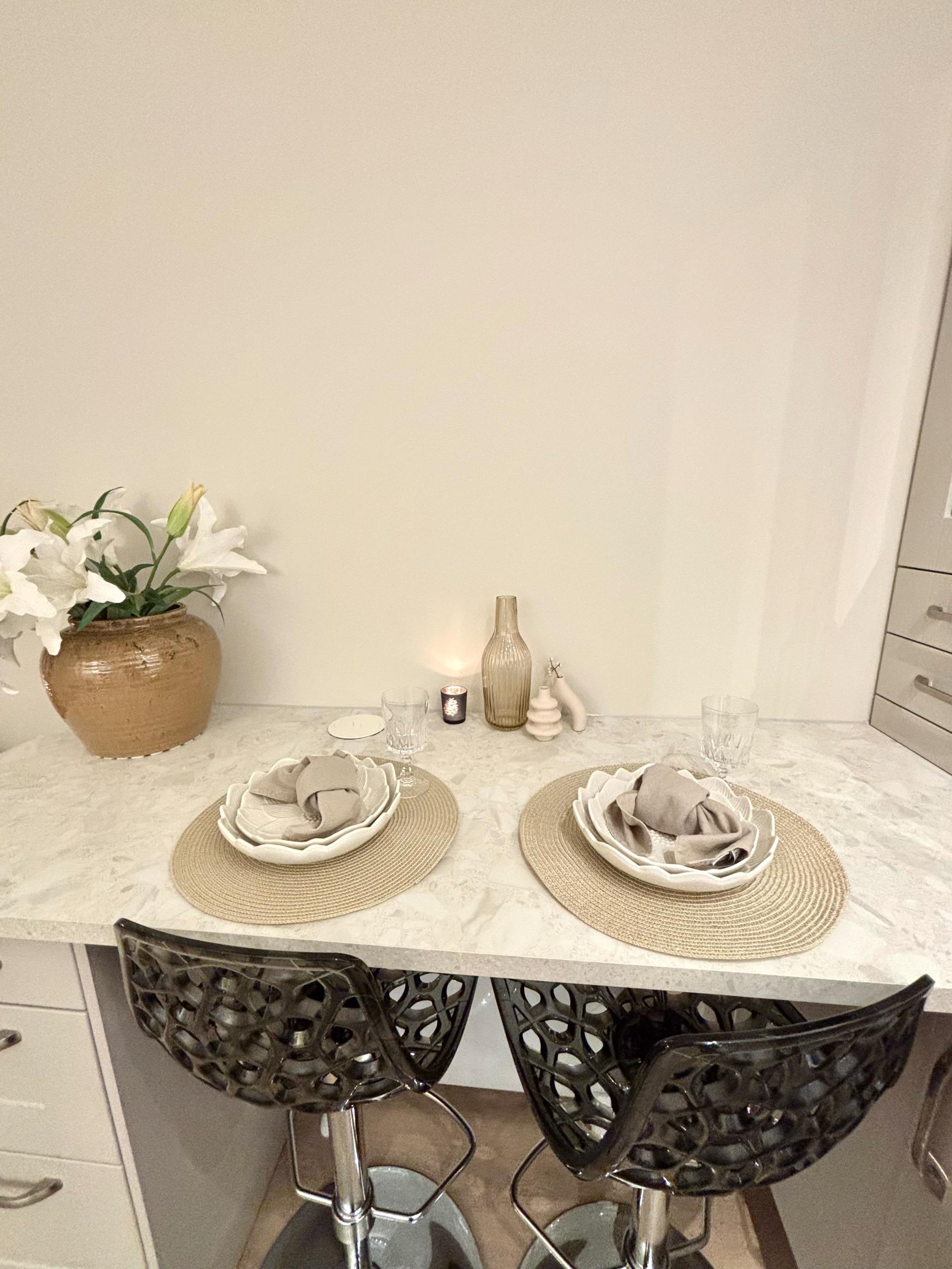 Hyggelig spiseplass med stoler som kan justeres i høyden. Nedfelt twist stikkontakt i benkeplate. 