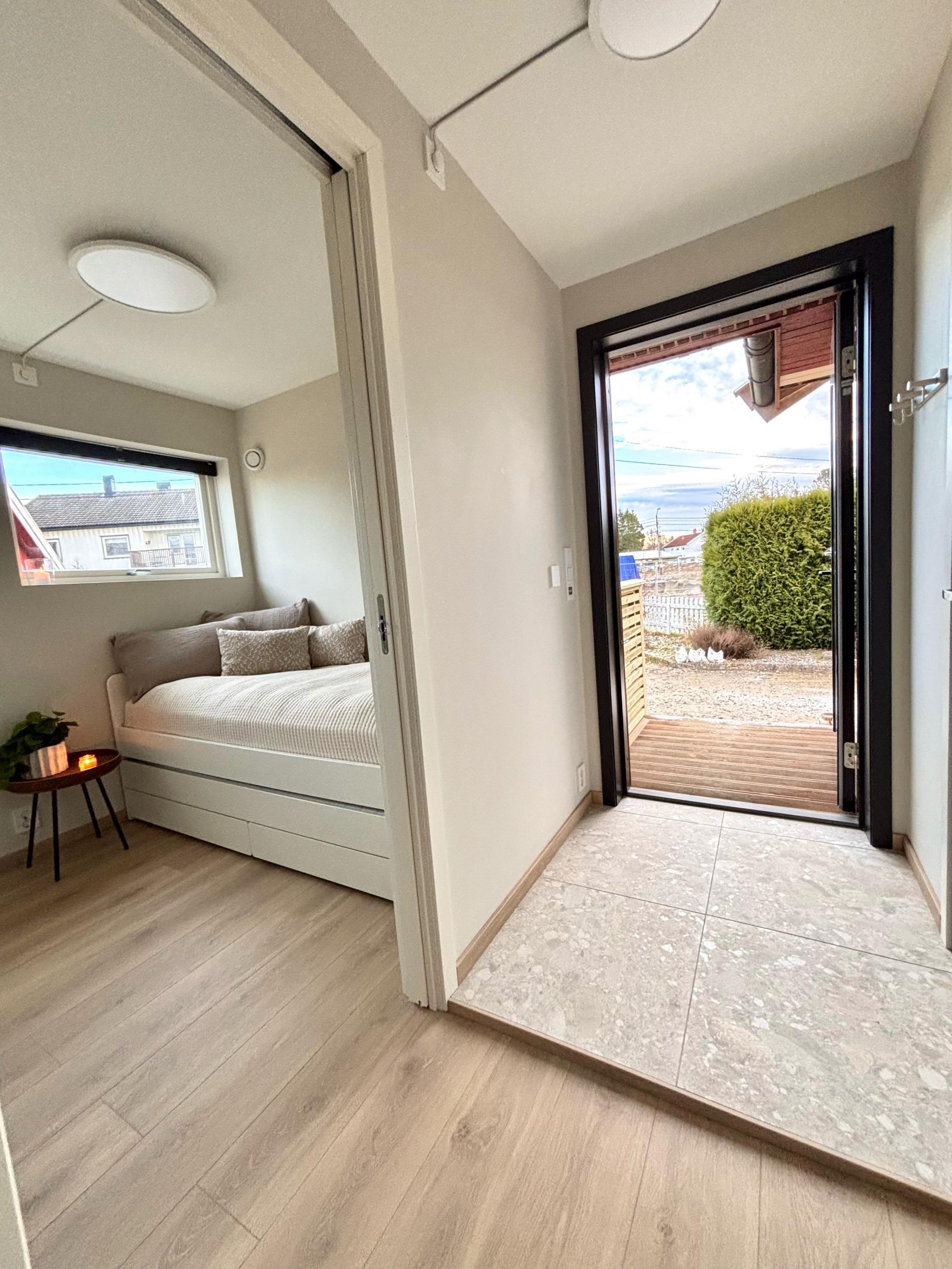 Flislagt gang med gulvvarme. Skyvedør til soverom. 