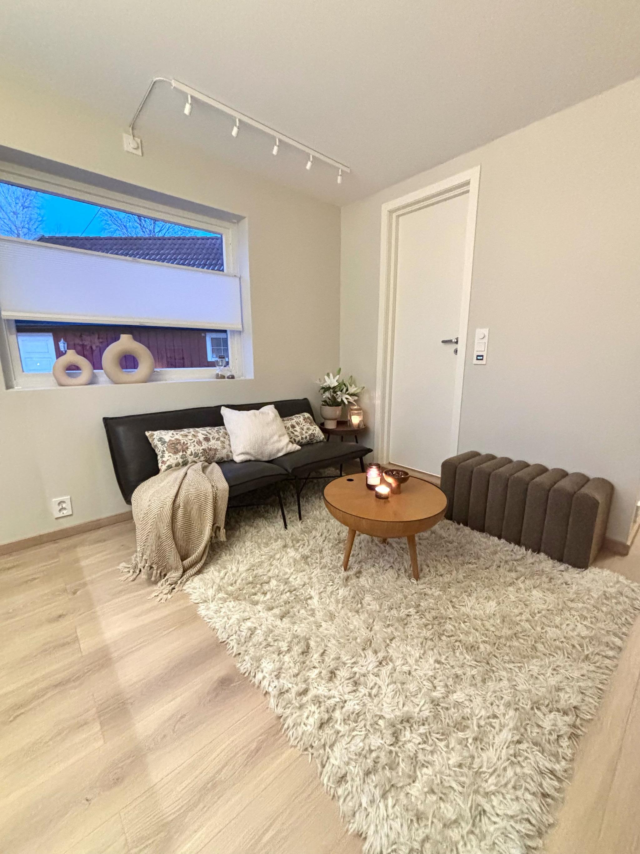 Hyggelig stue med plass til gjester. 