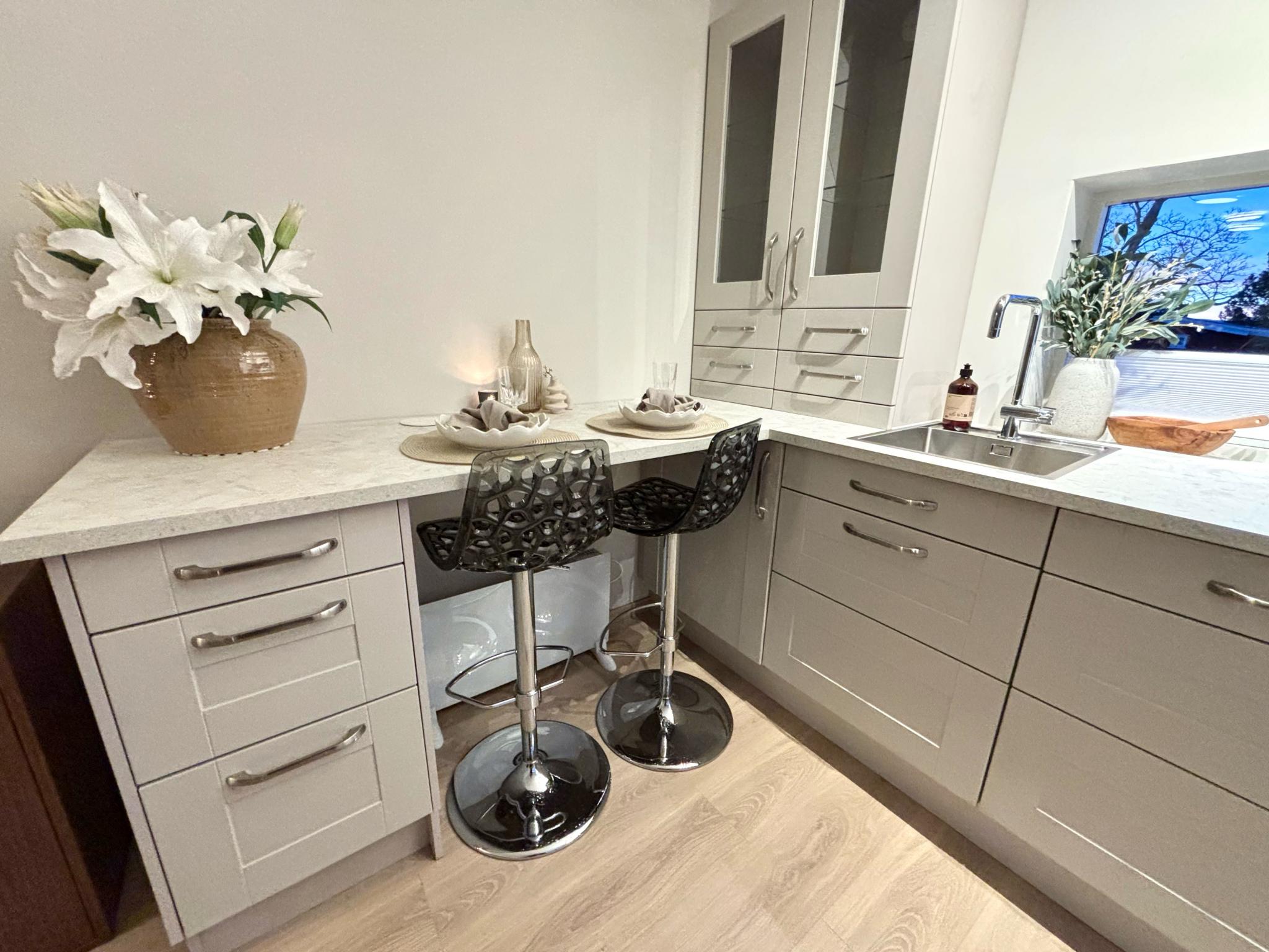 Arealeffektivt kjøkken med plassbygget løsning.