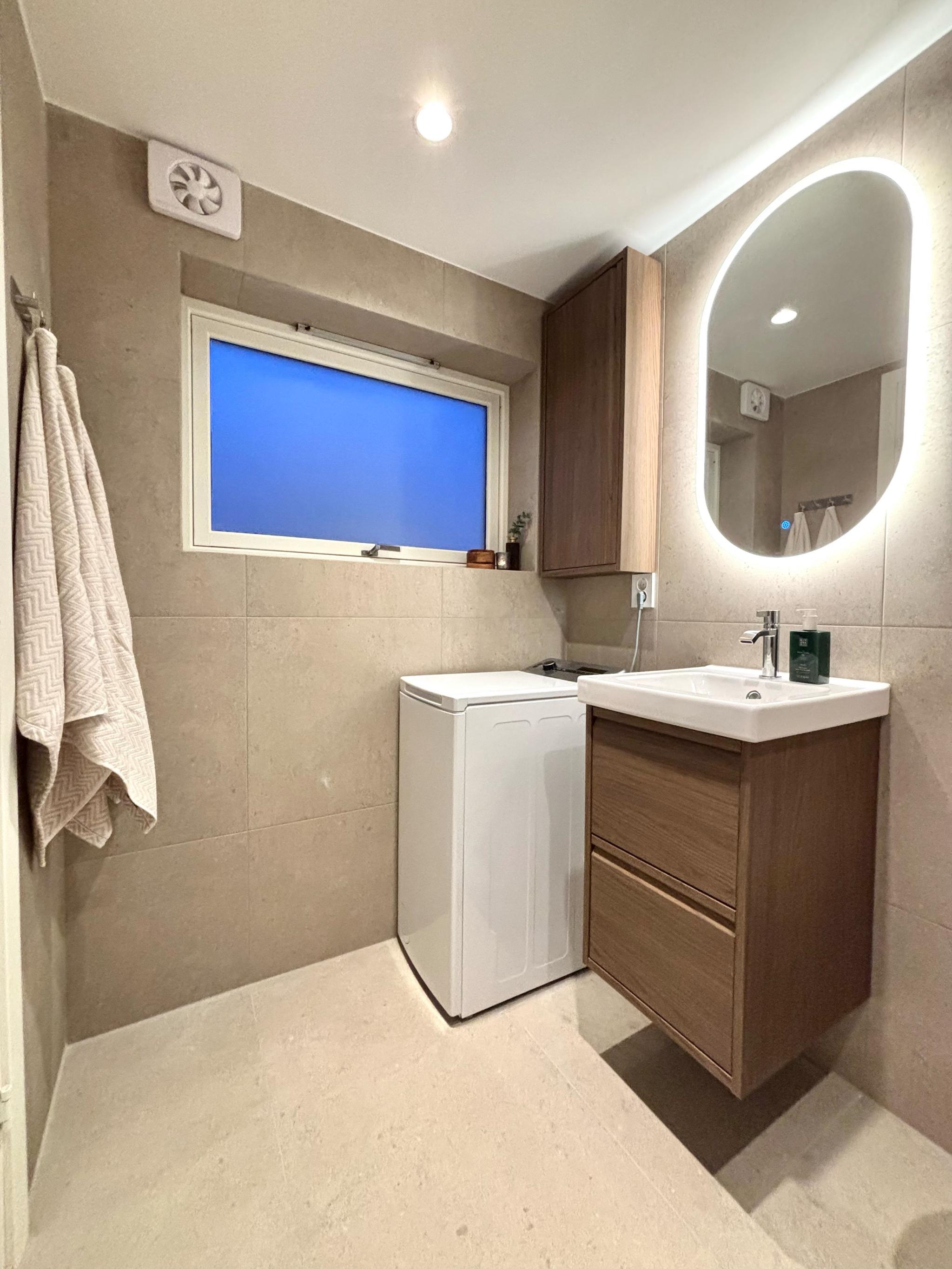 Vegghengt skap for oppbevaring. Vaskemaskin er inkl. 