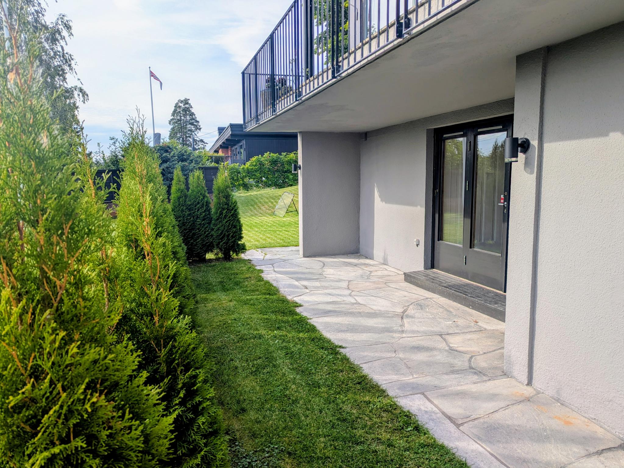 Egen inngang med skjermet terrasse