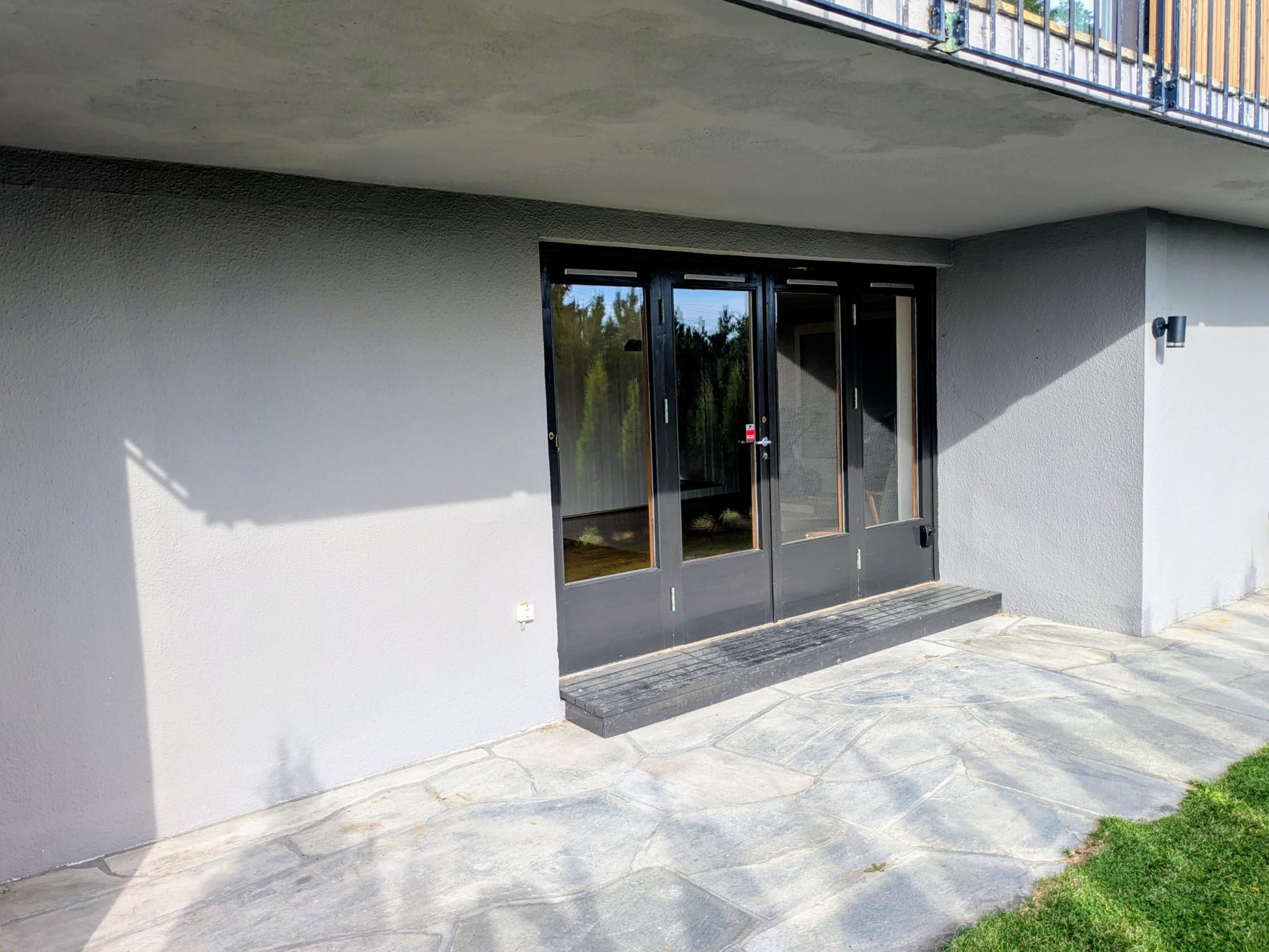 Egen inngang med skjermet terrasse