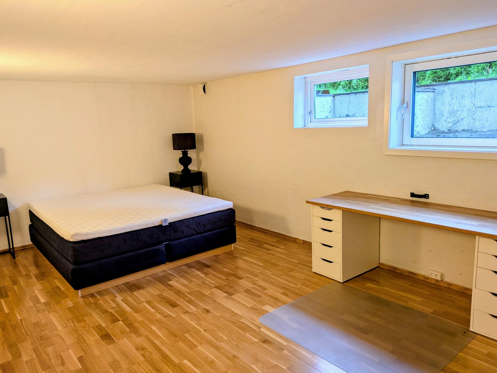 Stort soverom med god plass til f.eks kontor