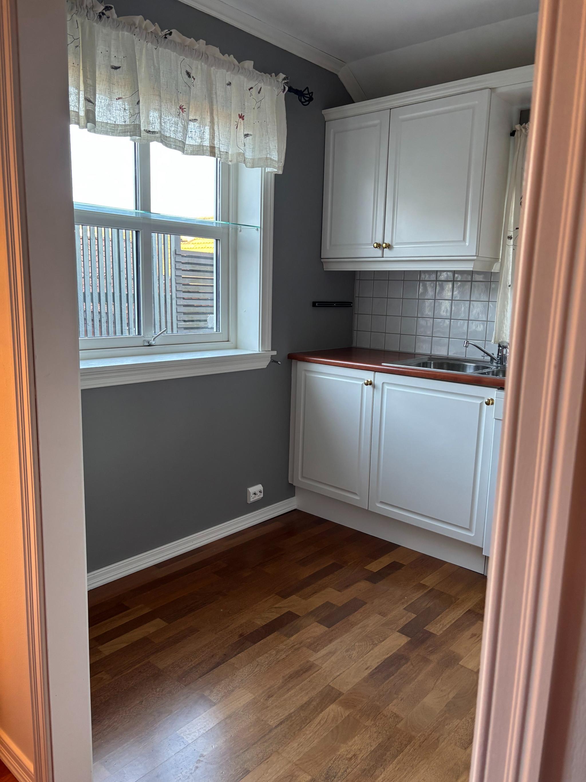 Bilde av kjøkken, med godt med lys