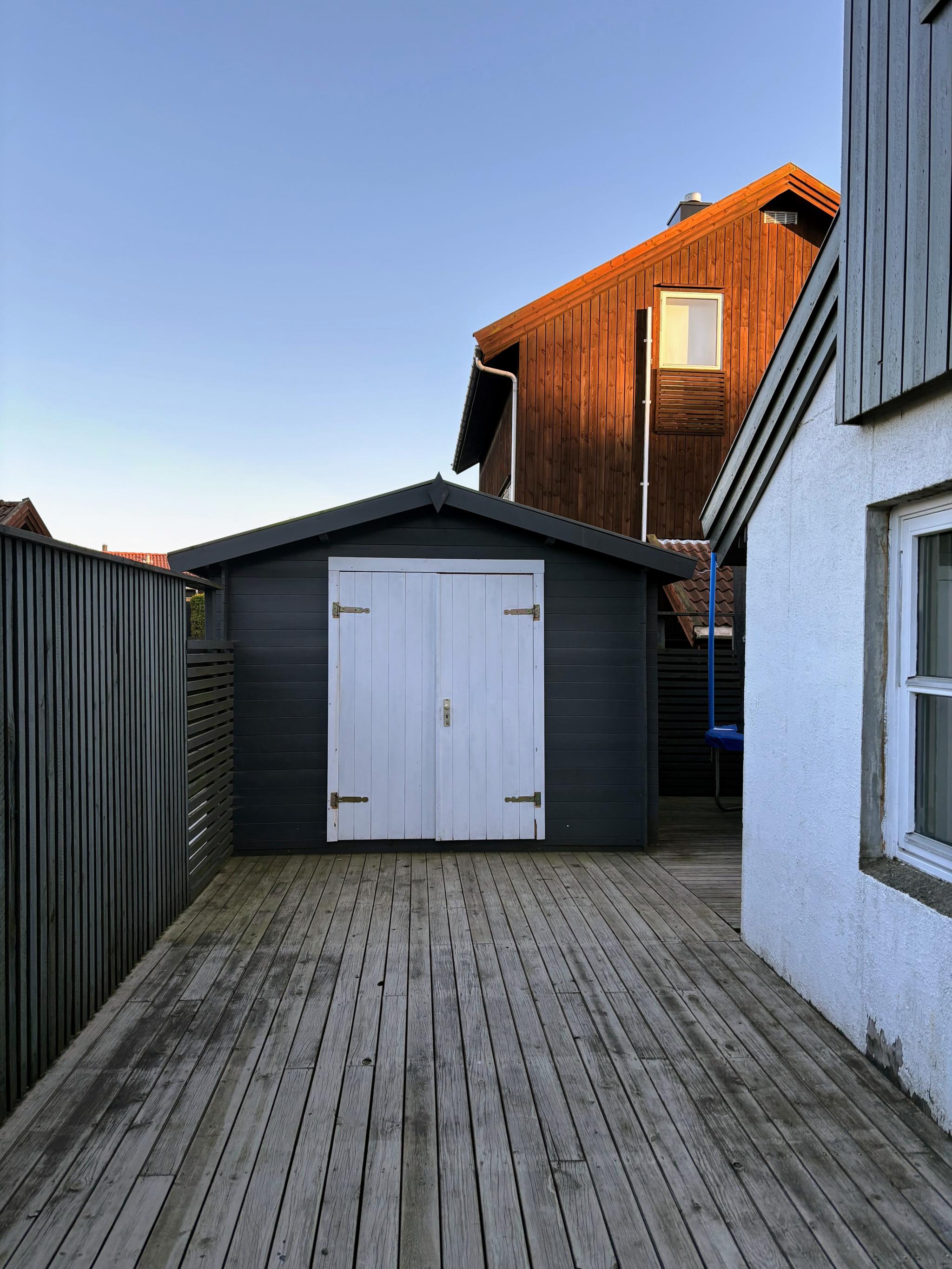 Deler av ute området som leietaker disponerer, samt utvendig bod