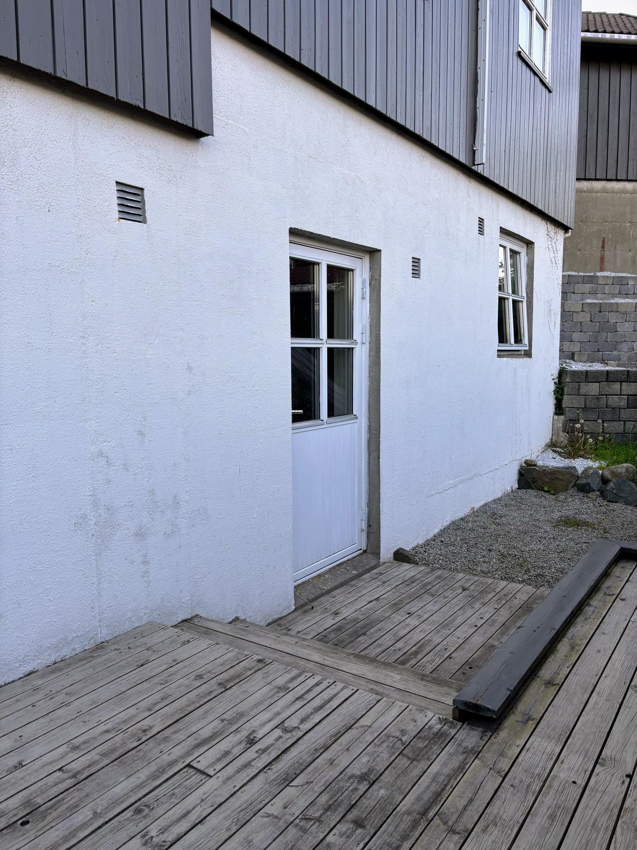 Deler av ute området som leietaker disponerer