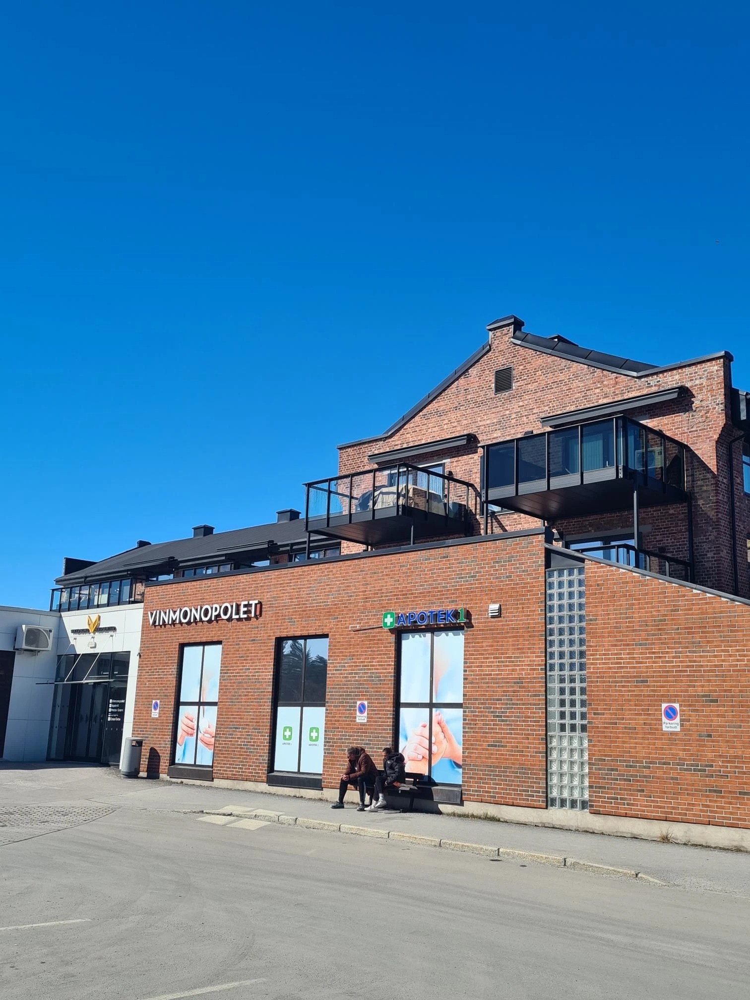 Vikersund Nærsenter med forskjellige butikker i 1. etg